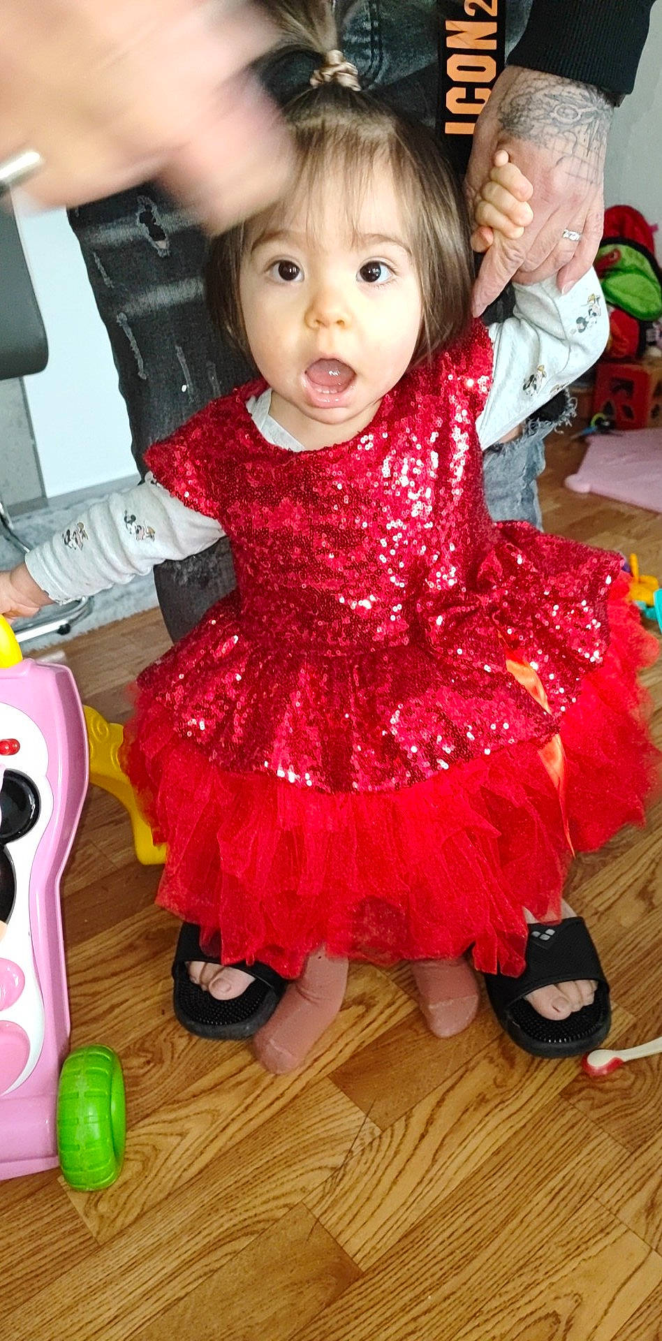 Keysha a rejoint le concours — aidez-le/la à gagner de superbes lots ! baby_toddler_clothing, child, dress, embellishment, event, fashion_accessory, flooring, fun, green, happy, head, magenta, pattern, person, pink, purple, riding_toy, skin, sleeve, sock