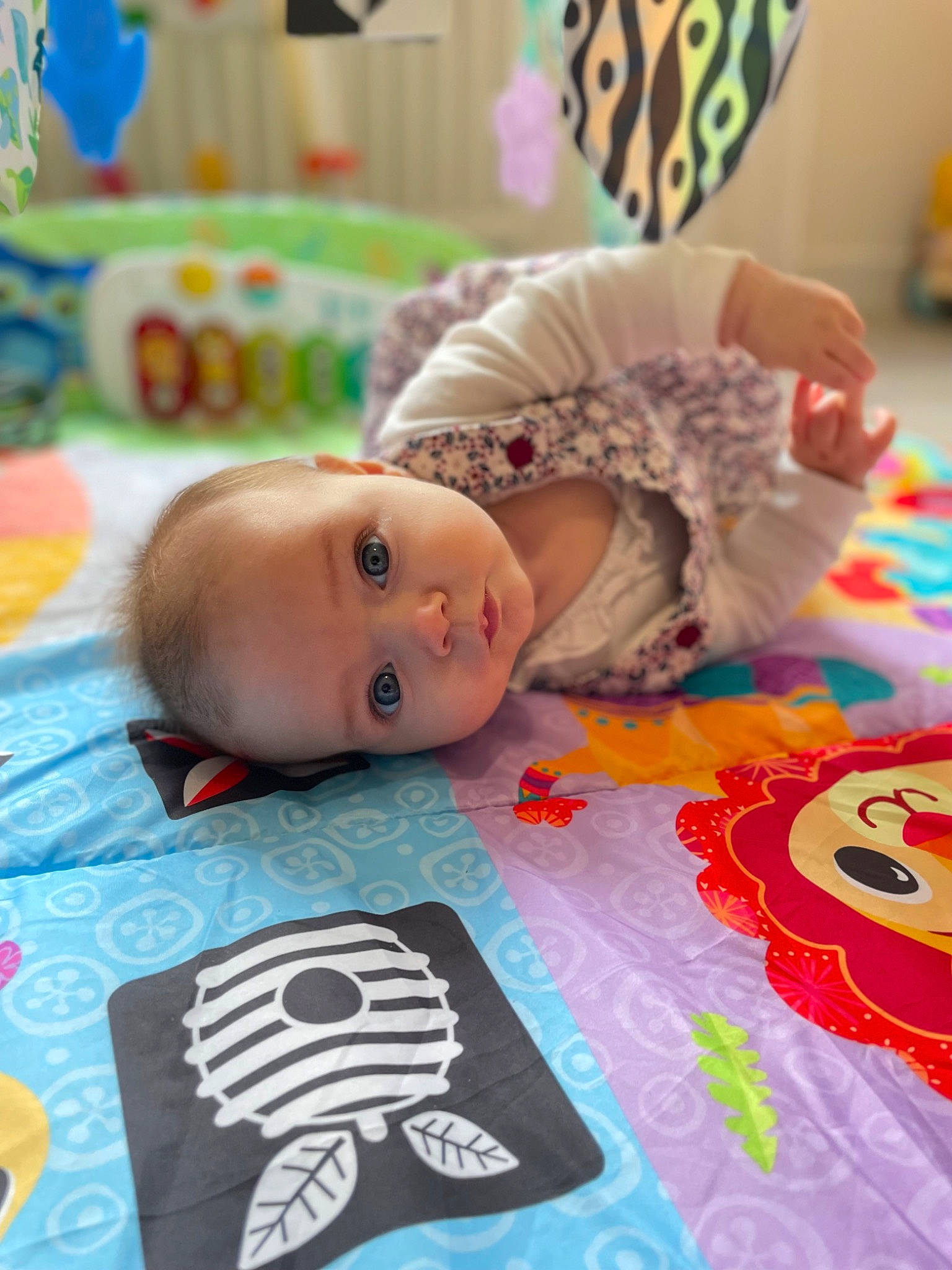 Octavie a rejoint le concours — aidez-le/la à gagner de superbes lots ! baby, baby_toddler_clothing, blue, child, face, facial_expression, floor, flooring, fun, green, happy, head, leisure, mammal, person, play, room, skin, textile, toddler