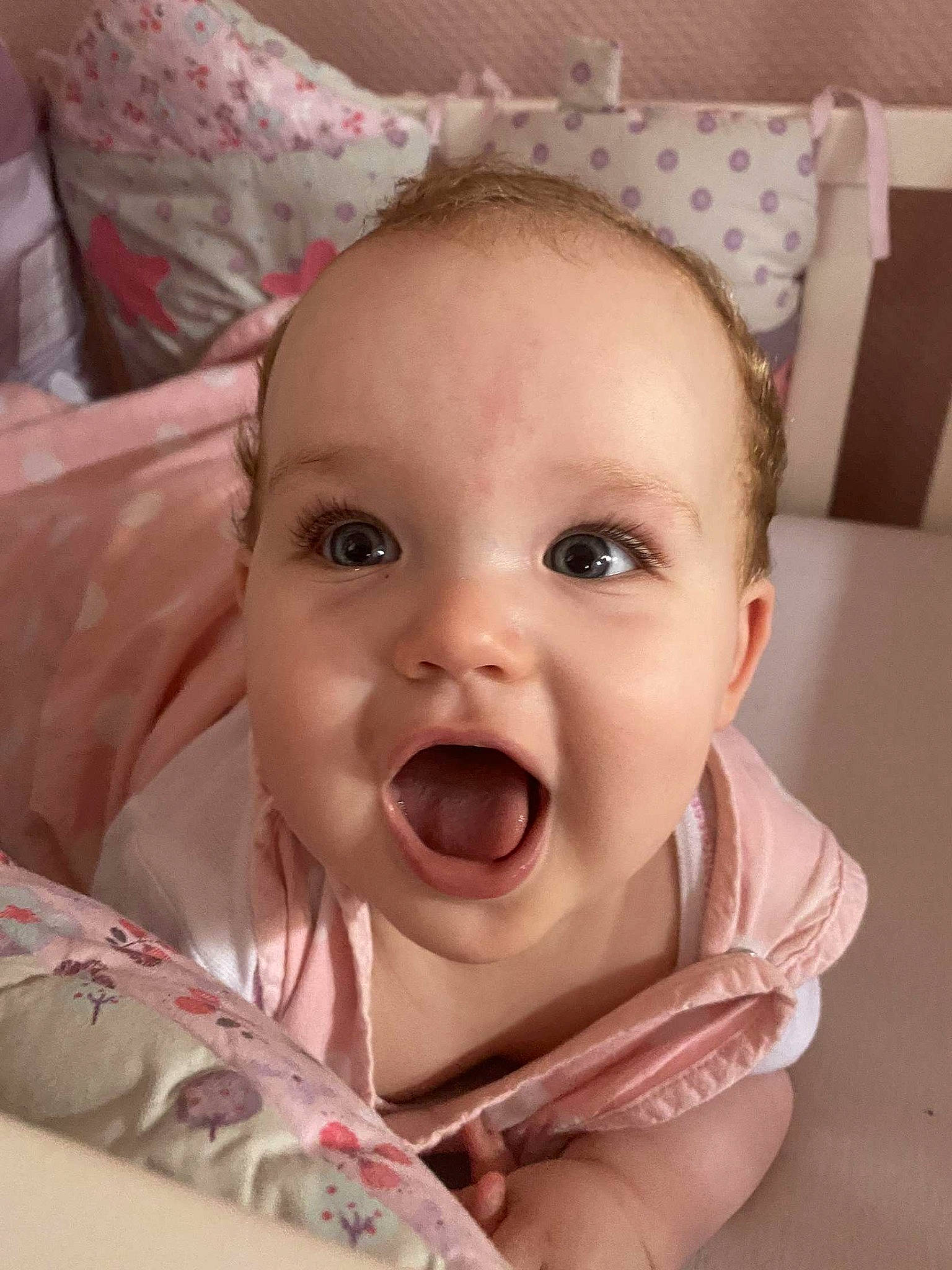 Constance a rejoint le concours — aidez-le/la à gagner de superbes lots ! baby, baby_toddler_clothing, cheek, comfort, eye, eyebrow, eyelash, facial_expression, happy, head, iris, lip, mouth, nose, person, pink, skin, smile, toddler, tongue