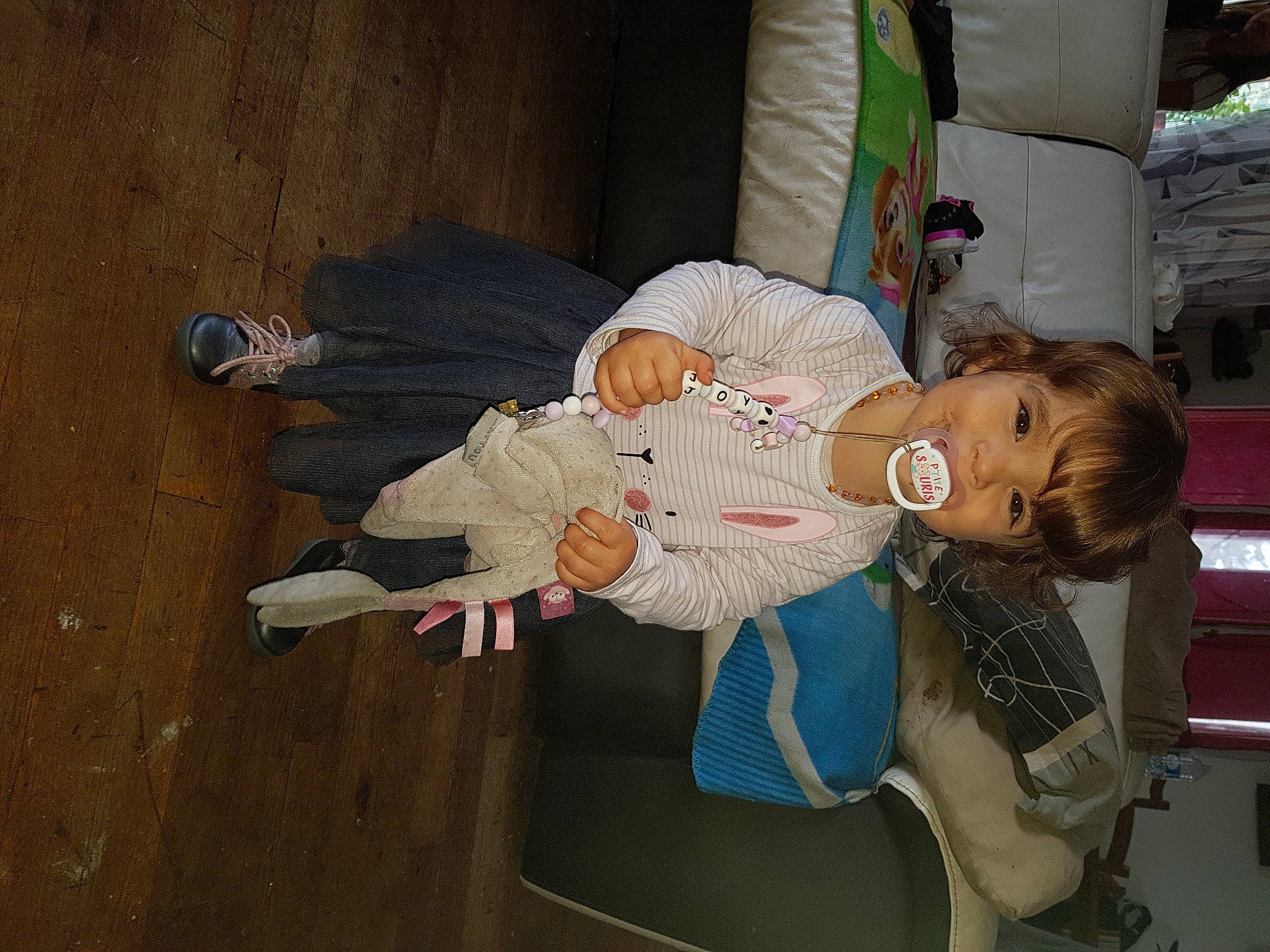 Joy a rejoint le concours — aidez-le/la à gagner de superbes lots ! baby, baby_carriage, baby_products, baby_toddler_clothing, child, comfort, fun, hardwood, human_body, joy, lap, person, room, sitting, toddler, toy, wood