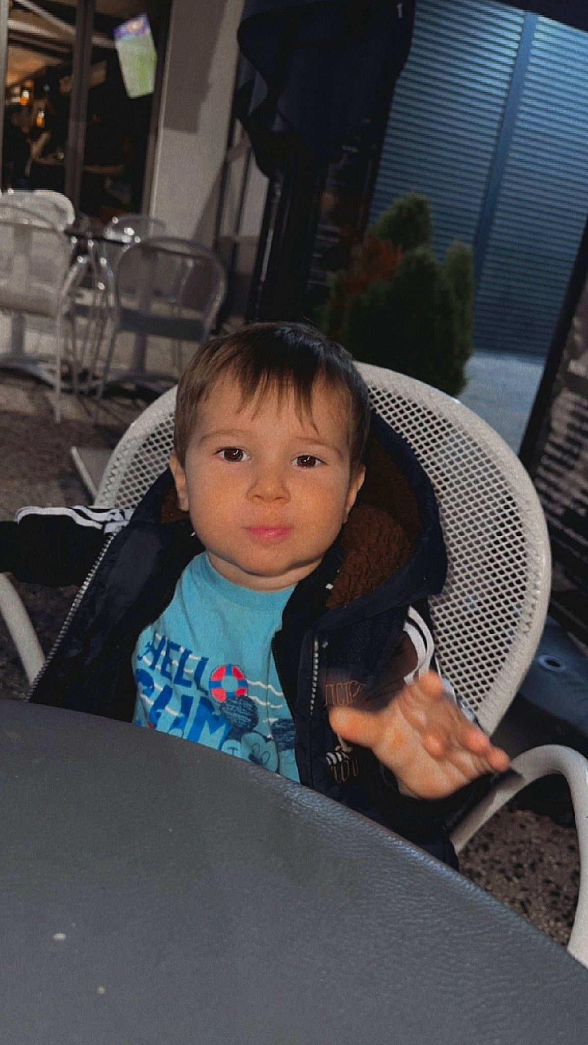 Ylanno a rejoint le concours — aidez-le/la à gagner de superbes lots ! audio_equipment, auto_part, automotive_wheel_system, black_hair, car_seat, chair, child, comfort, fun, hairstyle, leisure, mammal, people, person, sitting, steering_wheel, toddler, tree, vacation, vehicle_door