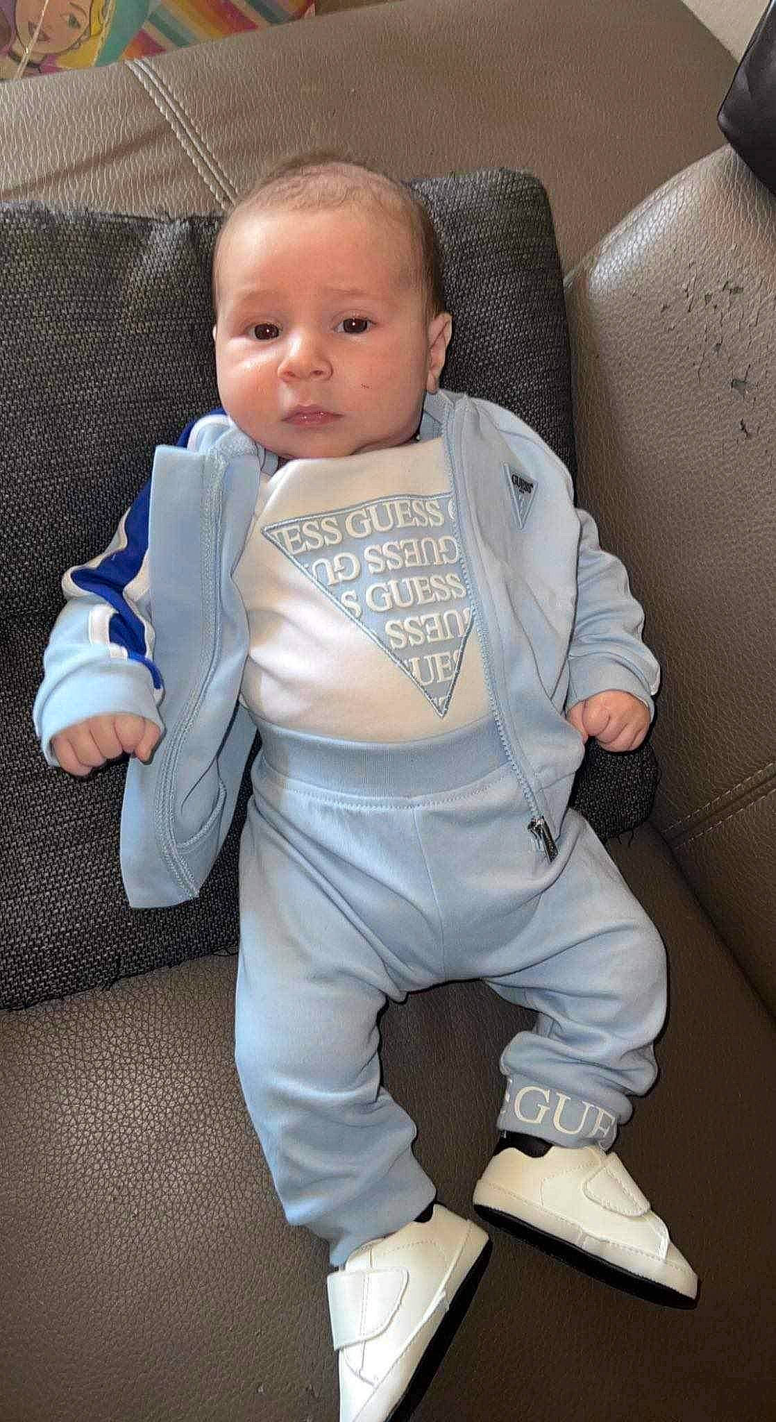 Ylanno participe au concours pour gagner de l'argent avec cette photo : abdomen, baby, baby_products, baby_safety, baby_sleeping, baby_toddler_clothing, car_seat, chair, child, comfort, face, head, knee, linens, person, personal_protective_equipment, sitting, sleeve, thumb, toddler