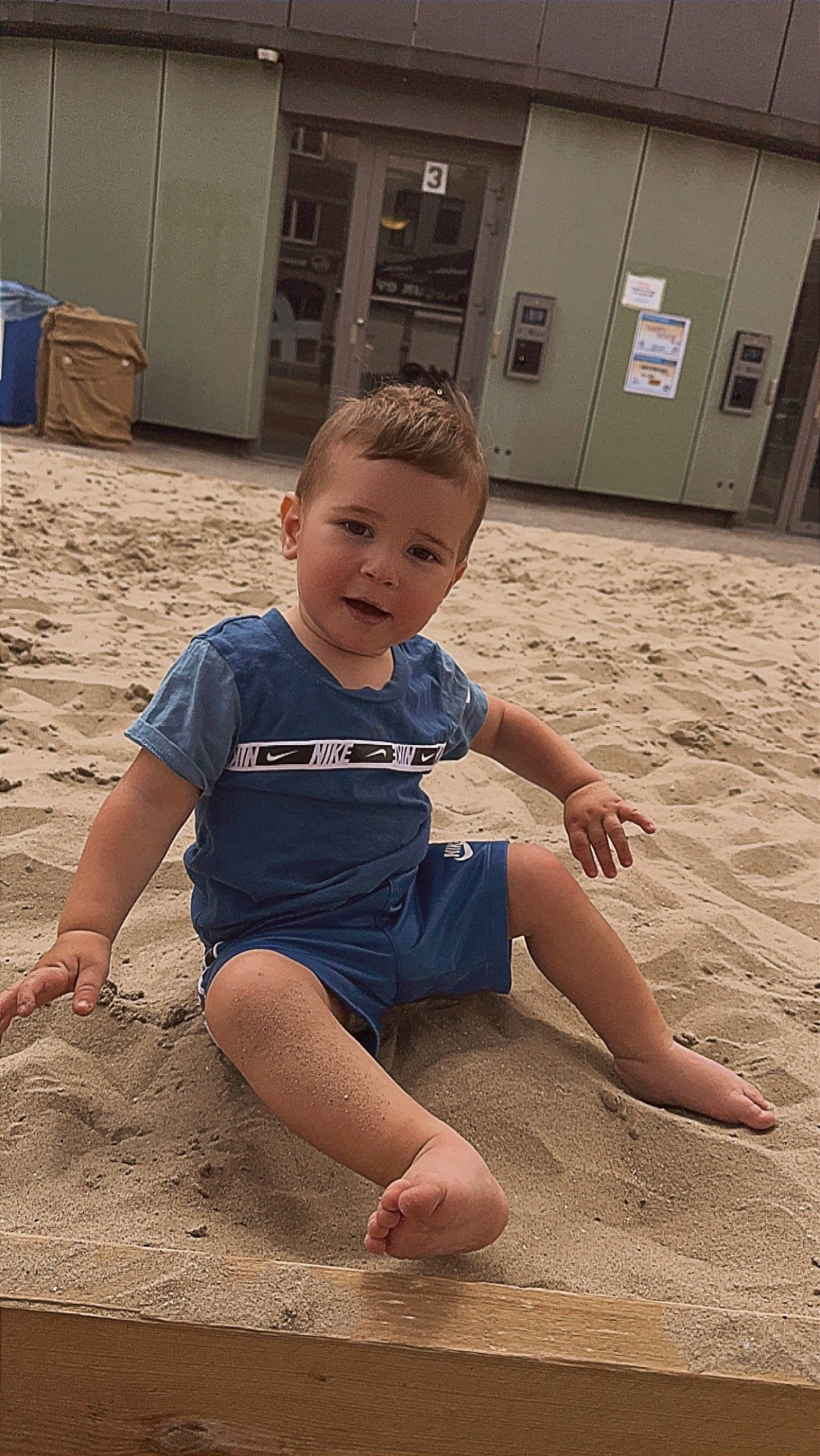 Ylanno participe au concours pour gagner de l'argent avec cette photo : baby_toddler_clothing, barefoot, child, door, finger, flooring, foot, fun, happy, head, human_leg, leisure, person, sand, sleeve, summer, t_shirt, thigh, toddler, toe