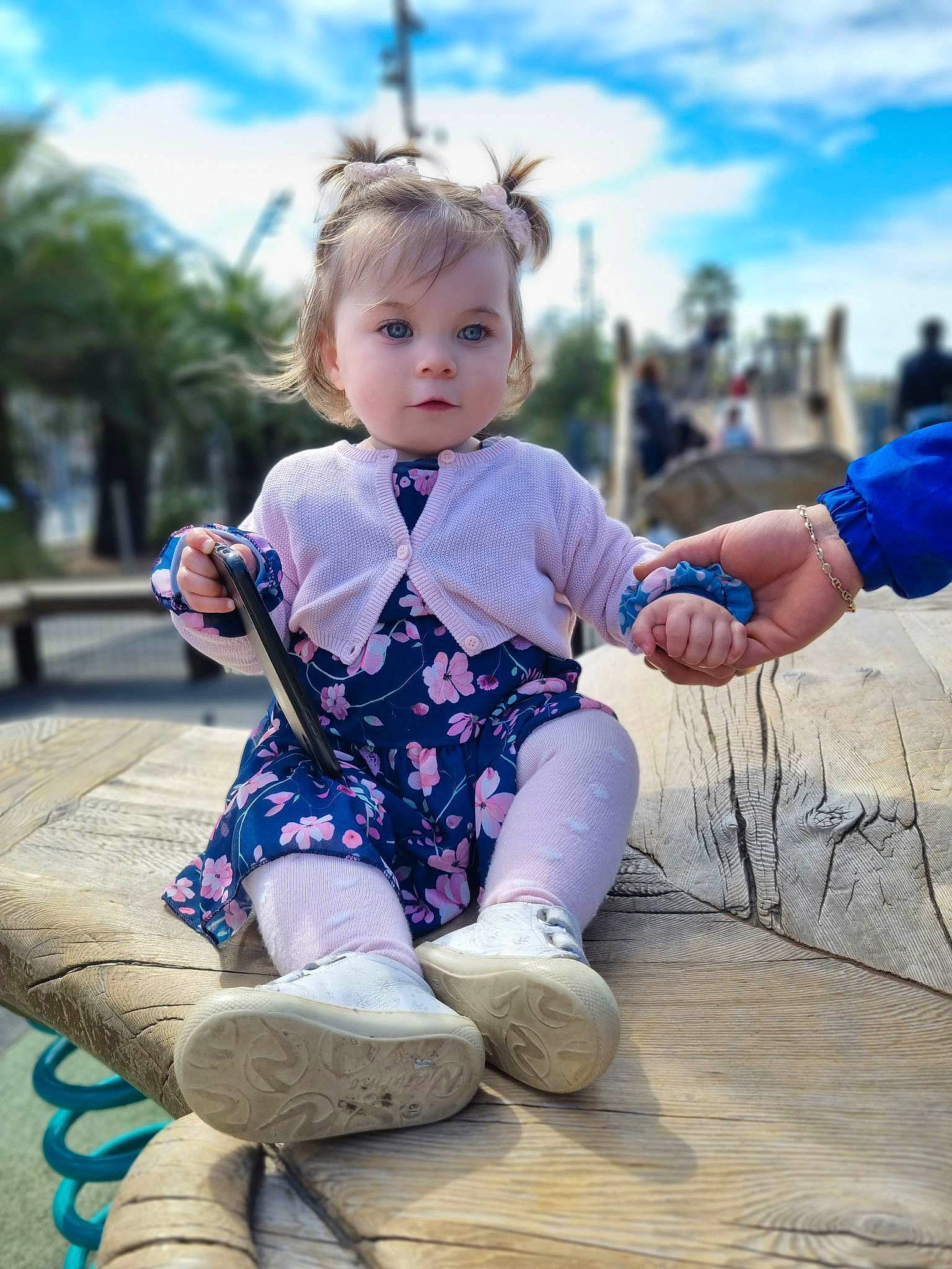 Cataleya a rejoint le concours — aidez-le/la à gagner de superbes lots ! azure, baby, baby_toddler_clothing, child, cloud, electric_blue, fun, grass, happy, human_leg, leisure, person, play, purple, recreation, sitting, skin, sky, toddler, tree