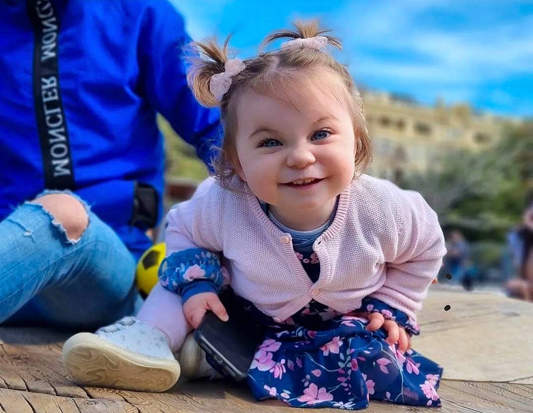 Cataleya participe au concours pour gagner de l'argent avec cette photo : baby_toddler_clothing, beauty, blue, child, electric_blue, event, fun, grass, happy, joy, leisure, people_in_nature, person, photograph, purple, recreation, sitting, skin, sky, smile