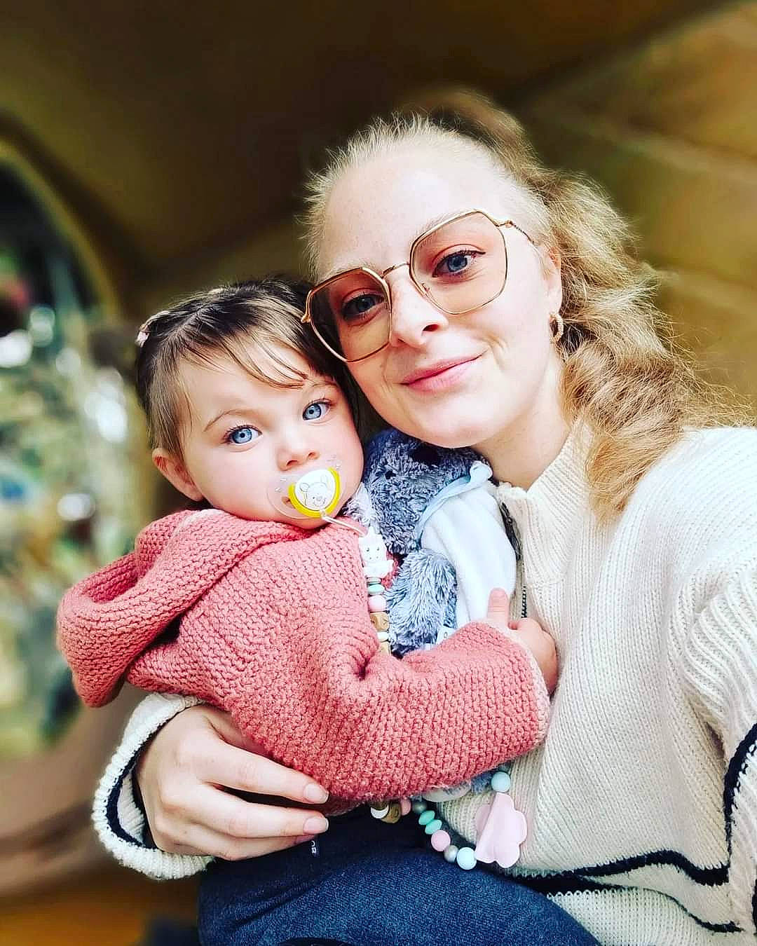 Cataleya participe au concours pour gagner de l'argent avec cette photo : baby, baby_toddler_clothing, child, event, eyewear, fun, fur, gesture, goggles, grass, happy, hug, iris, joy, leisure, lip, person, sitting, skin, sunglasses