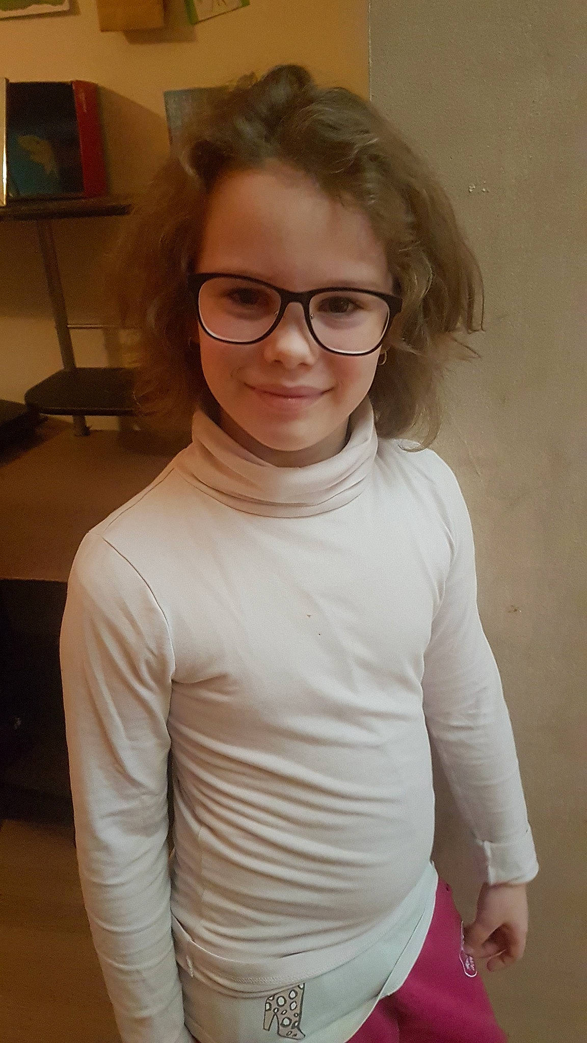 Mya a rejoint le concours — aidez-le/la à gagner de superbes lots ! arm, blond, chest, eyewear, glasses, hair, joint, joy, lip, neck, outerwear, person, shoulder, sleeve, smile, sweater, t_shirt, top, vision_care, white