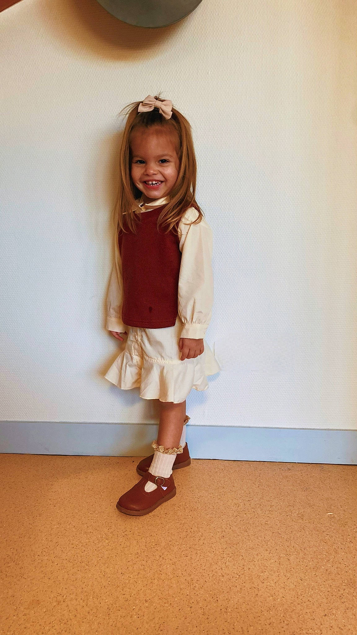 Ilana a rejoint le concours — aidez-le/la à gagner de superbes lots ! arm, baby_toddler_clothing, child, collar, fashion_design, floor, flooring, happy, human_leg, joy, knee, long_hair, neck, pattern, person, sleeve, smile, sock, street_fashion, thigh