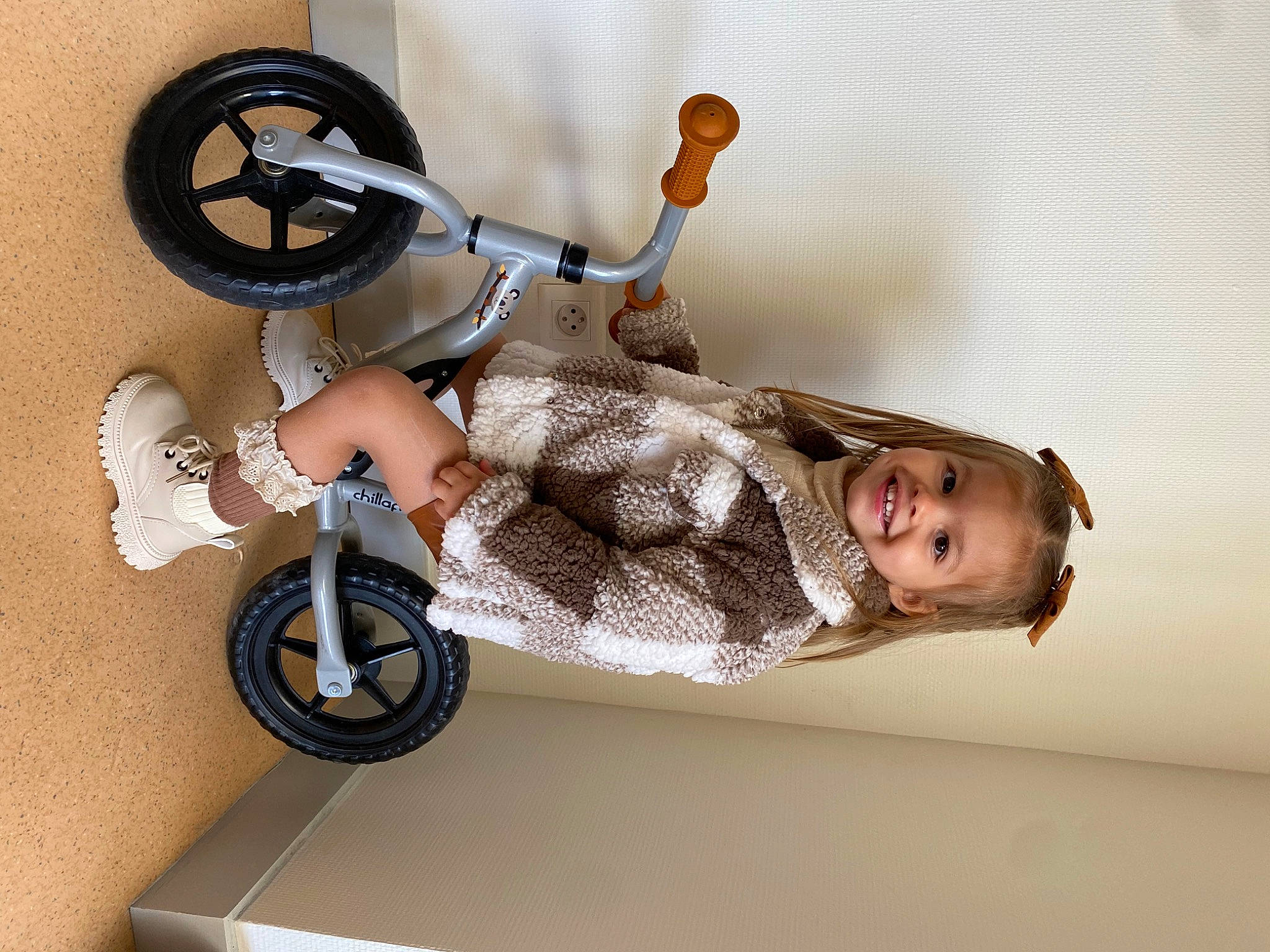 Ilana participe au concours pour gagner de l'argent avec cette photo : art, auto_part, automotive_design, automotive_tire, automotive_wheel_system, bicycle_drivetrain_part, bicycle_handlebar, bicycle_part, bicycle_tire, bicycle_wheel, font, groupset, joy, motor_vehicle, person, rim, spoke, tire, toy, vehicle