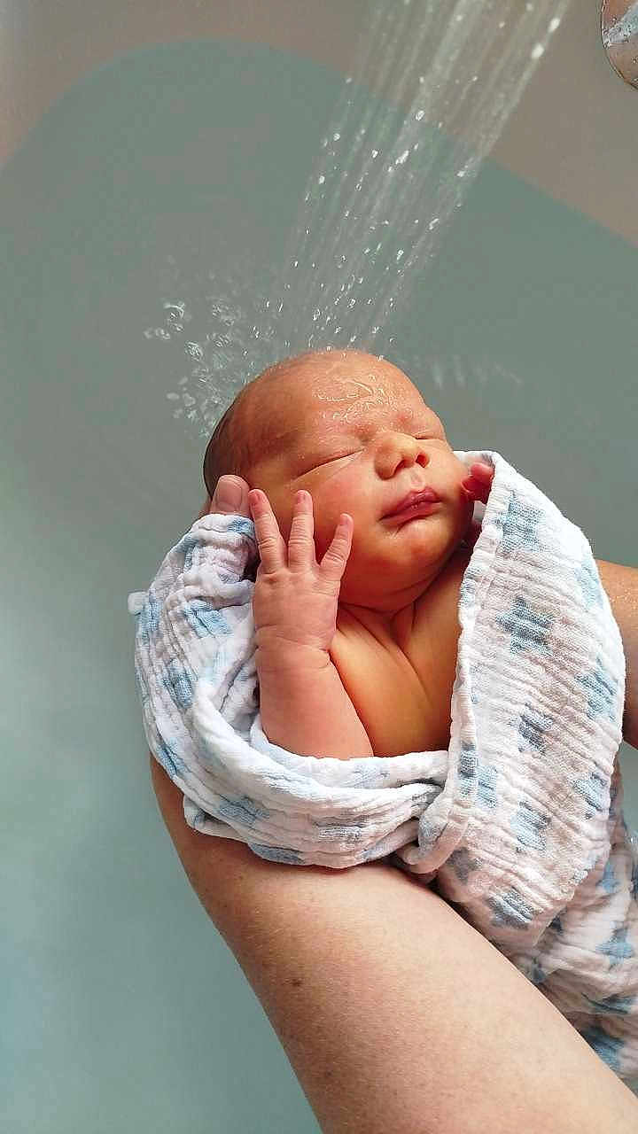 Soulayman a rejoint le concours — aidez-le/la à gagner de superbes lots ! newborn, baby, infant, towel, water, bath, hand, arm, skin, face, closed_eyes, sleeping, soft, gentle, care, parent, holding, clean, fresh, peaceful