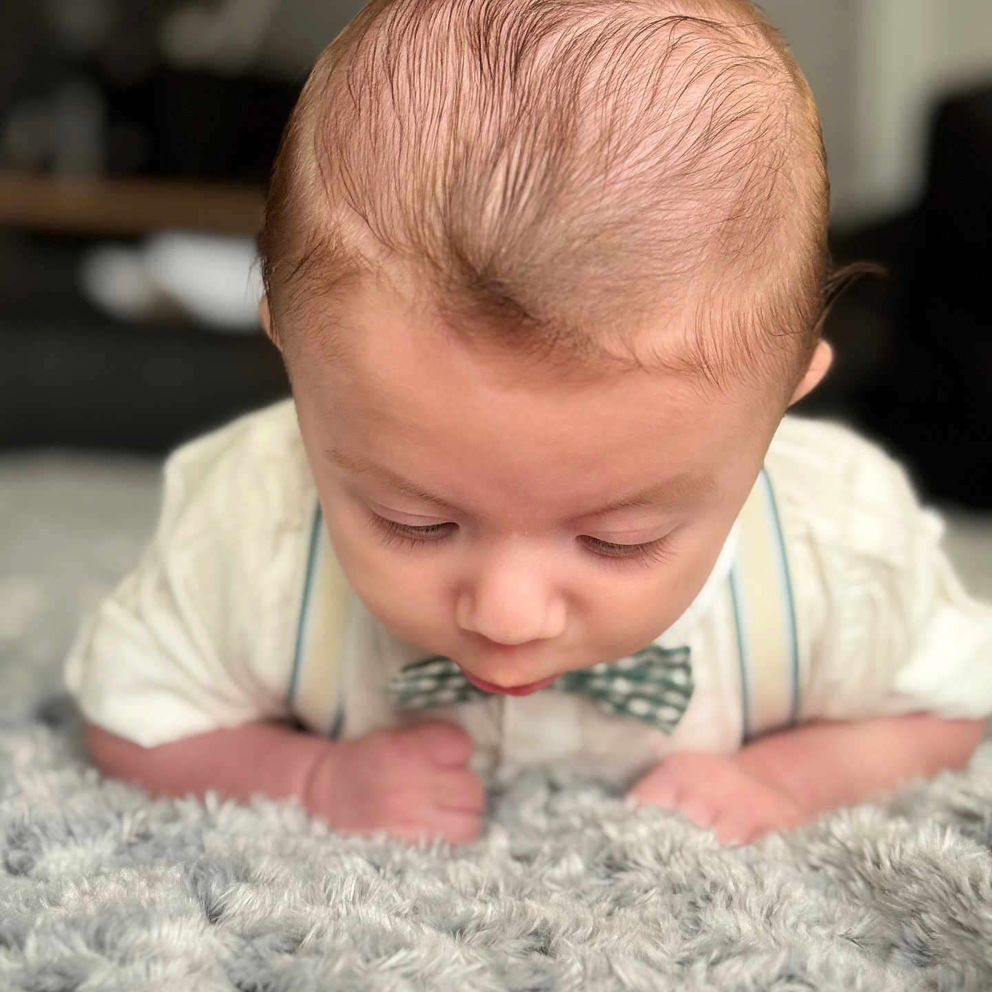 Taïs participe au concours pour gagner de l'argent avec cette photo : baby, blanket, bow_tie, carpet, child, close_up, clothing, crawling, curious, cute, face, floor, hair, hands, indoors, infant, portrait, skin, soft_texture, young