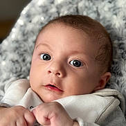 Taïs a rejoint le concours — aidez-le/la à gagner de superbes lots ! baby, infant, face, hands, eyes, blanket, clothing, closeup, portrait, cute, soft, skin, newborn, child, cozy, expression, tiny, gentle, indoor, focus