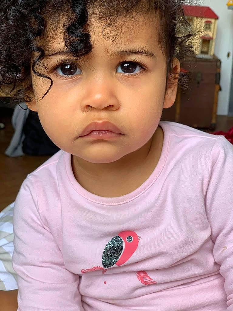 Abygaelle a rejoint le concours — aidez-le/la à gagner de superbes lots ! black_hair, cheek, chin, ear, eye, eyebrow, eyelash, forehead, fun, hair, happy, head, iris, lip, nose, person, skin, sleeve, t_shirt, toddler