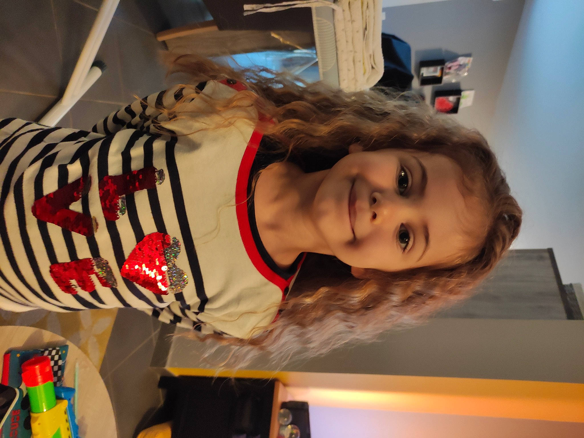 Agathe participe au concours pour gagner de l'argent avec cette photo : carmine, event, fashion_design, fun, jersey, joy, person, room, sleeve, smile, sportswear, uniform