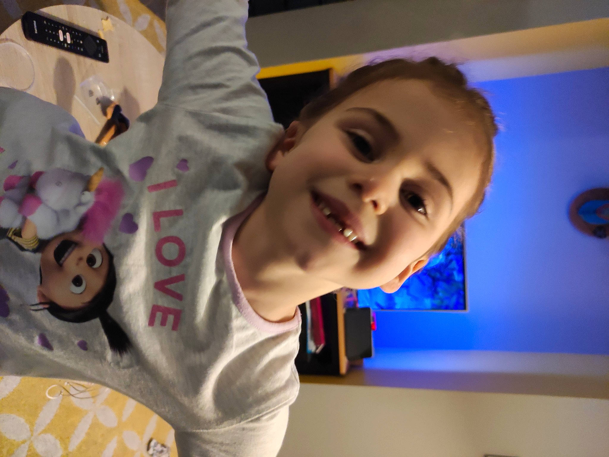 Agathe participe au concours pour gagner de l'argent avec cette photo : baby, baby_toddler_clothing, cheek, child, elbow, electric_blue, facial_expression, fun, happy, head, joy, leisure, mouth, nose, person, room, sleeve, smile, stuffed_toy, t_shirt