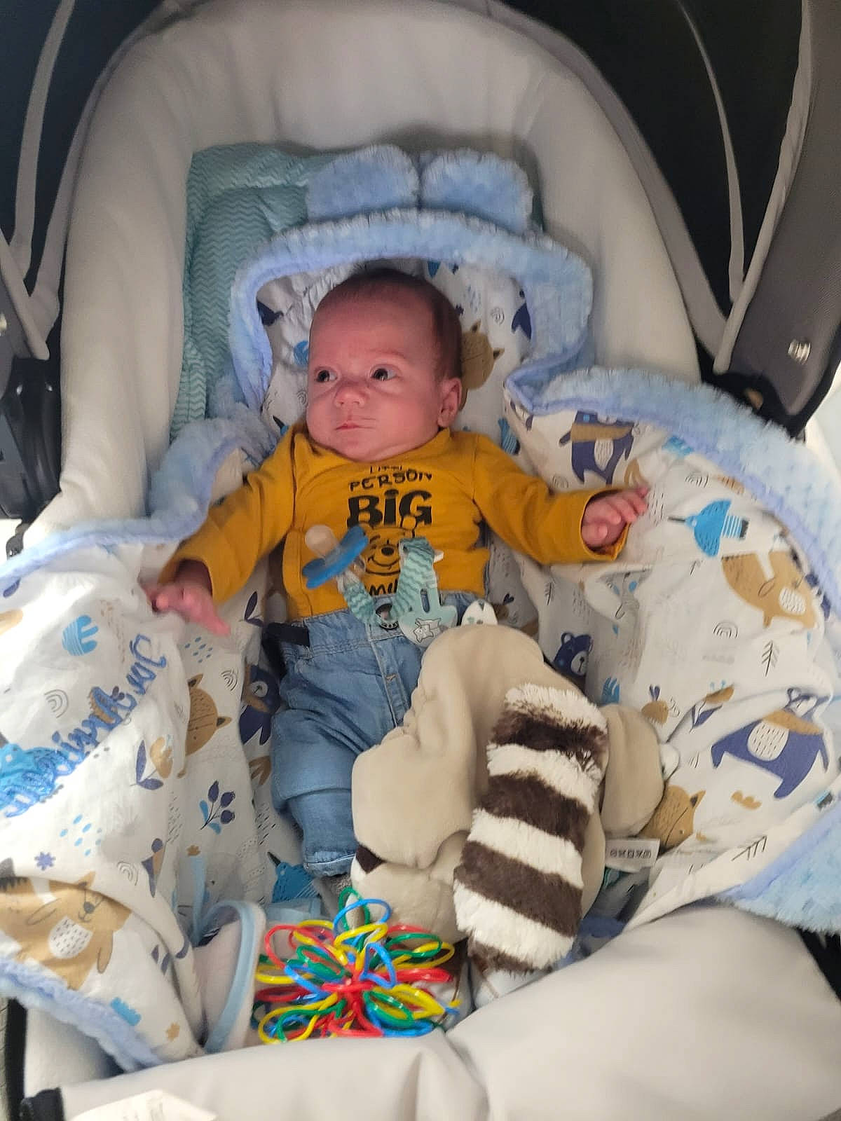 Matyss participe au concours pour gagner de l'argent avec cette photo : baby, baby_in_car_seat, baby_products, baby_toddler_clothing, bedtime, car_seat, child, comfort, face, facial_expression, fun, head, lap, linens, nap, person, room, sitting, sleep, textile