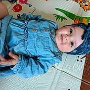 Aëlice participe au concours pour gagner de l'argent avec cette photo : baby, child, denim_dress, headband, play_mat, cartoon, toddler, indoor, cute, smile, face, person, skin, hand, leg, infant, clothing, pattern, colorful, comfort