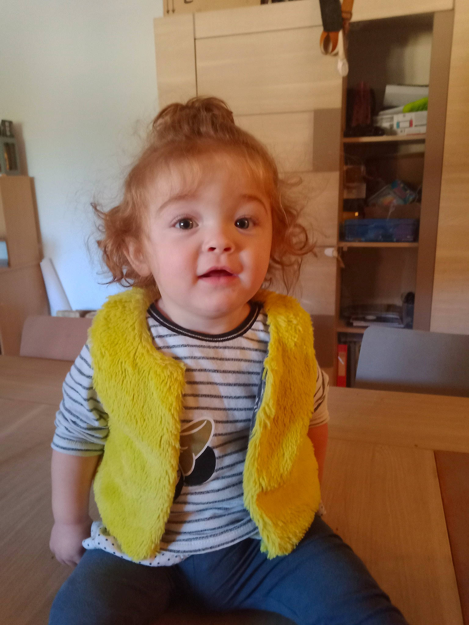 Noellia participe au concours pour gagner de l'argent avec cette photo : baby, baby_toddler_clothing, blond, chair, cheek, child, comfort, electric_blue, face, hair, happy, head, human_leg, person, shelf, sitting, sleeve, t_shirt, thigh, toddler