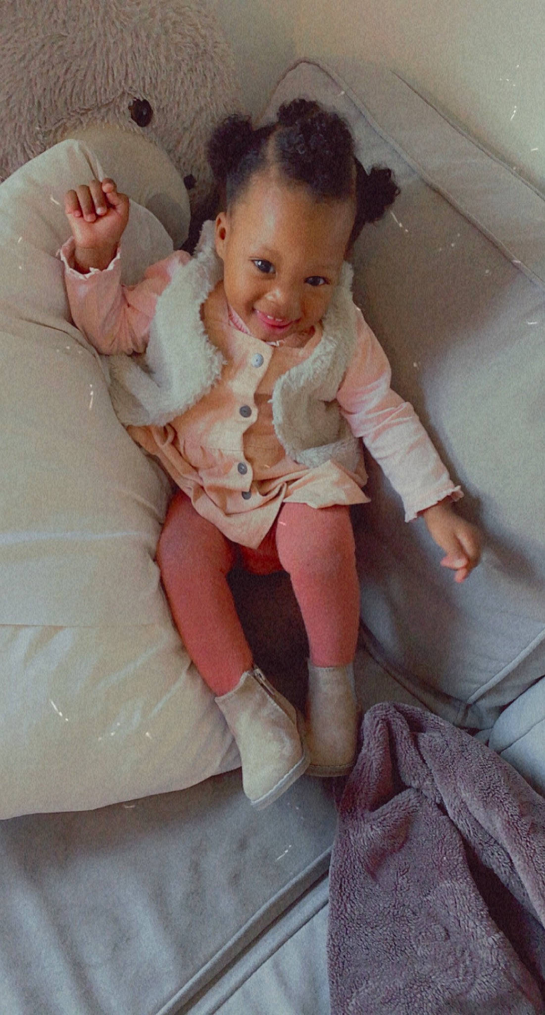 Aïcha a rejoint le concours — aidez-le/la à gagner de superbes lots ! arm, baby, baby_toddler_clothing, child, comfort, finger, foot, hand, happy, joy, knee, lap, leg, mouth, person, pink, shorts, skin, smile, textile