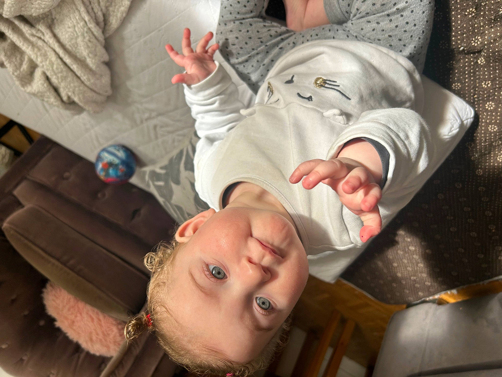 Louna participe au concours pour gagner de l'argent avec cette photo : baby, baby_products, baby_toddler_clothing, cheek, child, comfort, eyelash, facial_expression, finger, flesh, fun, gesture, hand, happy, hat, mouth, person, skin, smile, toddler