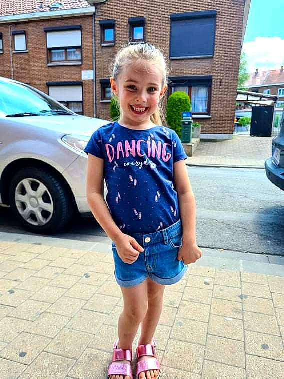 Cataleya a rejoint le concours — aidez-le/la à gagner de superbes lots ! automotive_design, azure, blue, car, electric_blue, happy, joy, leg, person, plant, public_space, shoulder, smile, standing, street_fashion, summer, t_shirt, tire, vehicle_door, waist