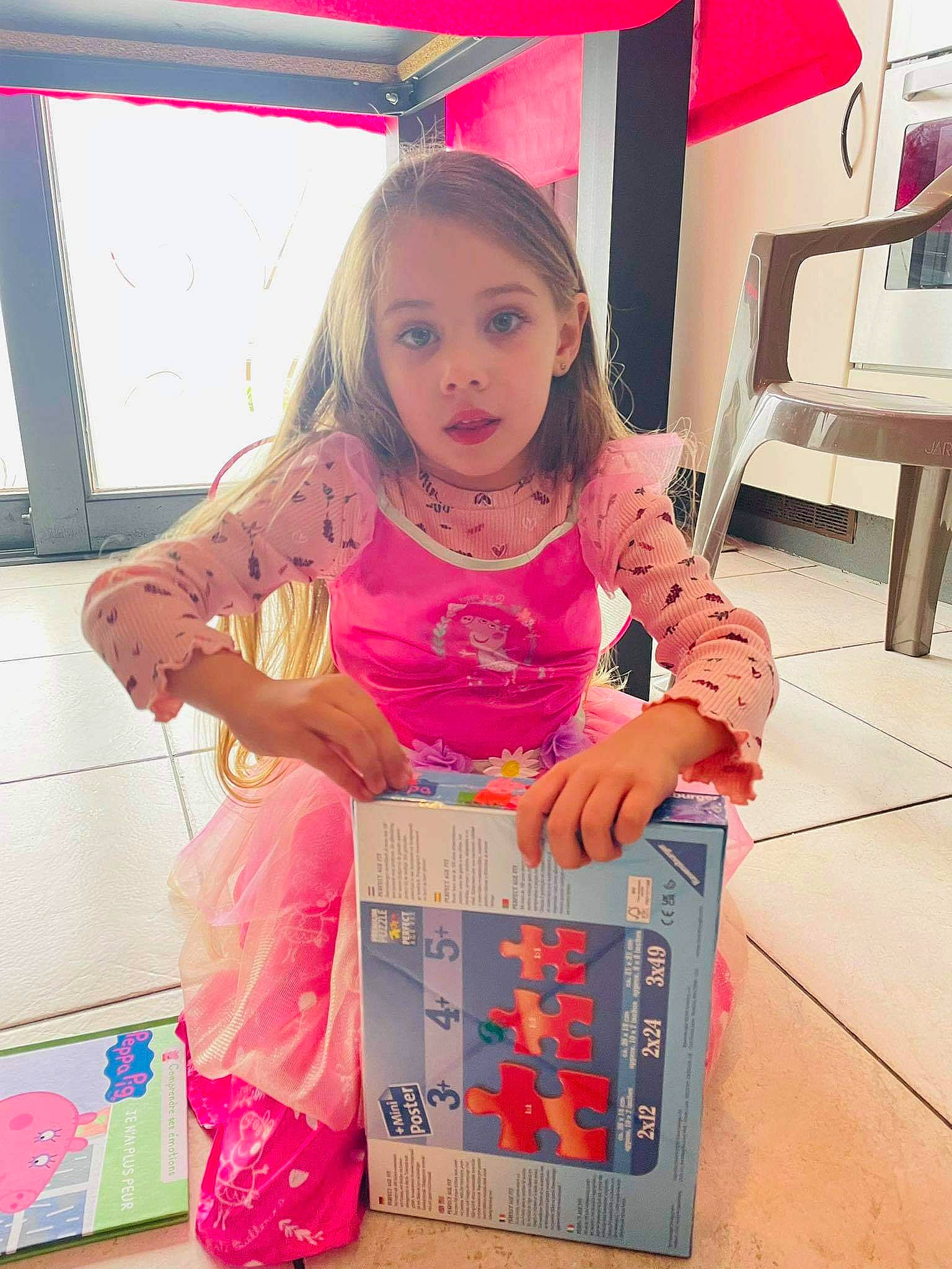 Cataleya a rejoint le concours — aidez-le/la à gagner de superbes lots ! chair, child, event, eyewear, flooring, fun, happy, human_leg, leisure, magenta, pattern, person, pink, play, sitting, sleeve, t_shirt, thigh, toddler, vacation