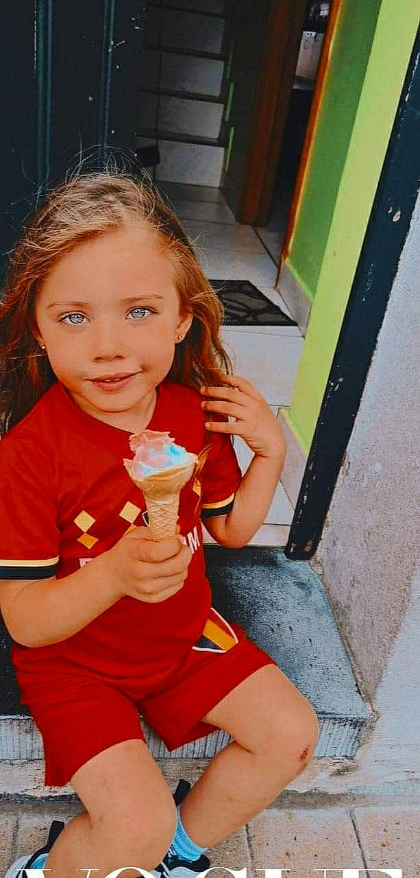 Cataleya participe au concours pour gagner de l'argent avec cette photo : arm, dress, finger, food, food_craving, gesture, glove, happy, ice_cream_cone, ingredient, knee, leg, lip, mouth, person, shorts, shoulder, skin, smile, tableware