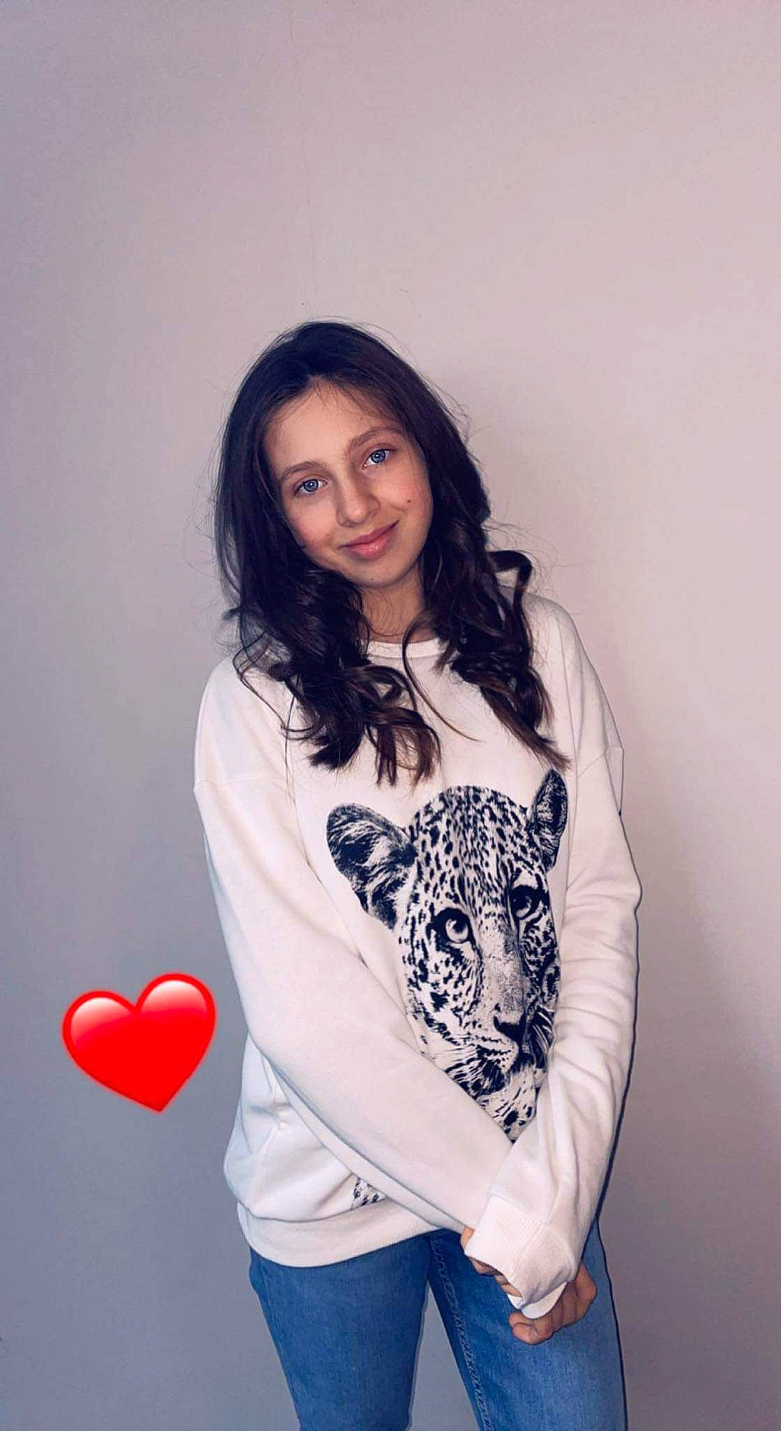 Doriana participe au concours pour gagner de l'argent avec cette photo : arm, balloon, chest, clothing, flash_photography, gesture, hair, hairstyle, happy, jeans, joint, joy, lip, organ, person, shoulder, sleeve, smile, street_fashion, t_shirt