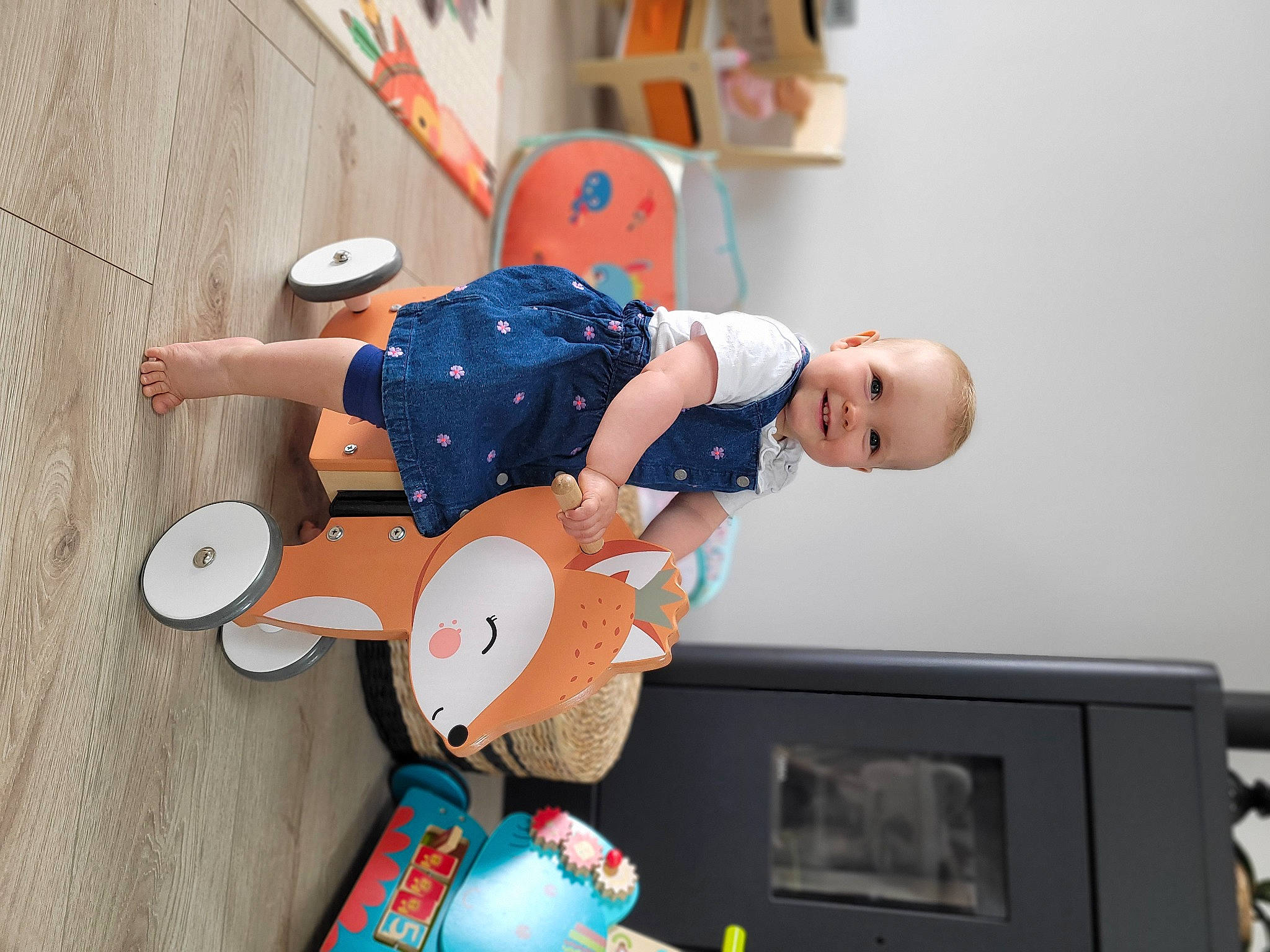 Léonie participe au concours pour gagner de l'argent avec cette photo : animation, child, elbow, fun, hat, joy, laptop, leisure, machine, person, recreation, room, t_shirt, television, toddler, wheel, world