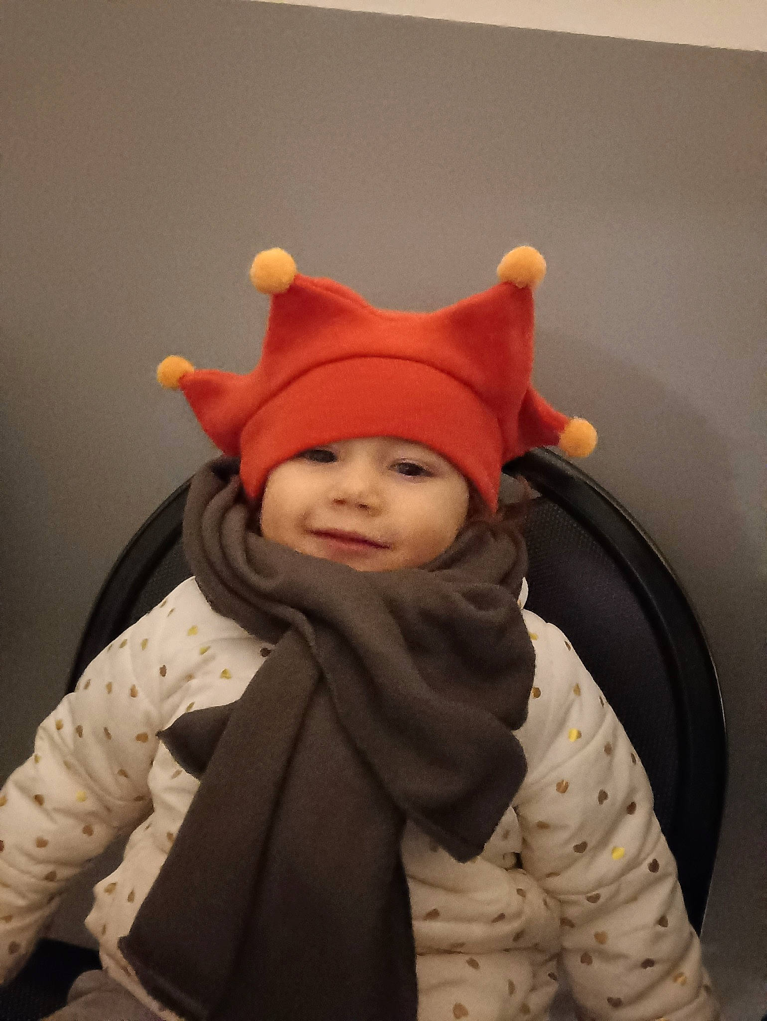 Talya a rejoint le concours — aidez-le/la à gagner de superbes lots ! baby, baby_toddler_clothing, beanie, cap, cheek, child, comfort, costume, fun, fur, happy, headgear, headwear, hoodie, outerwear, person, personal_protective_equipment, polar_fleece, room, sleeve