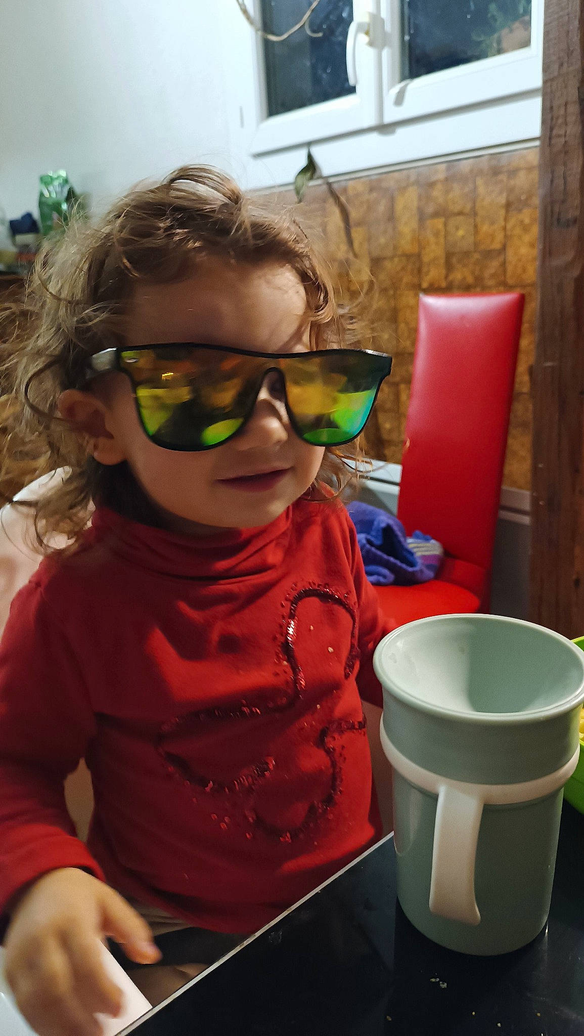 Talya a rejoint le concours — aidez-le/la à gagner de superbes lots ! baby_toddler_clothing, child, cool, curtain, eyewear, fun, glasses, goggles, head, mouth, person, personal_protective_equipment, room, sleeve, smile, sunglasses, t_shirt, toddler, vacation, vision_care