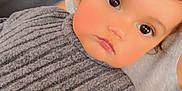 Kaïssy participe au concours pour gagner de l'argent avec cette photo : child, toddler, face, eyes, hair, curly_hair, sweater, gray_sweater, ribbed_sweater, portrait, indoor, couch, leather_couch, person, closeup, cute, expression, topknot, skin, young