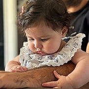 Giulia participe au concours pour gagner de l'argent avec cette photo : baby, child, infant, person, adult, arm, hairy_arm, dress, frilly_clothing, curly_hair, indoor, closeup, focus, skin, hand, exploration, intimacy, portrait, table, background_blur