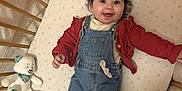 Giulia a rejoint le concours — aidez-le/la à gagner de superbes lots ! baby, crib, teddy_bear, denim_overalls, red_sweater, white_shoes, smiling, infant, toy, mattress, heart_pattern, wooden_crib, cute, happy, indoor, child, person, clothing, baby_toy, infant_clothing