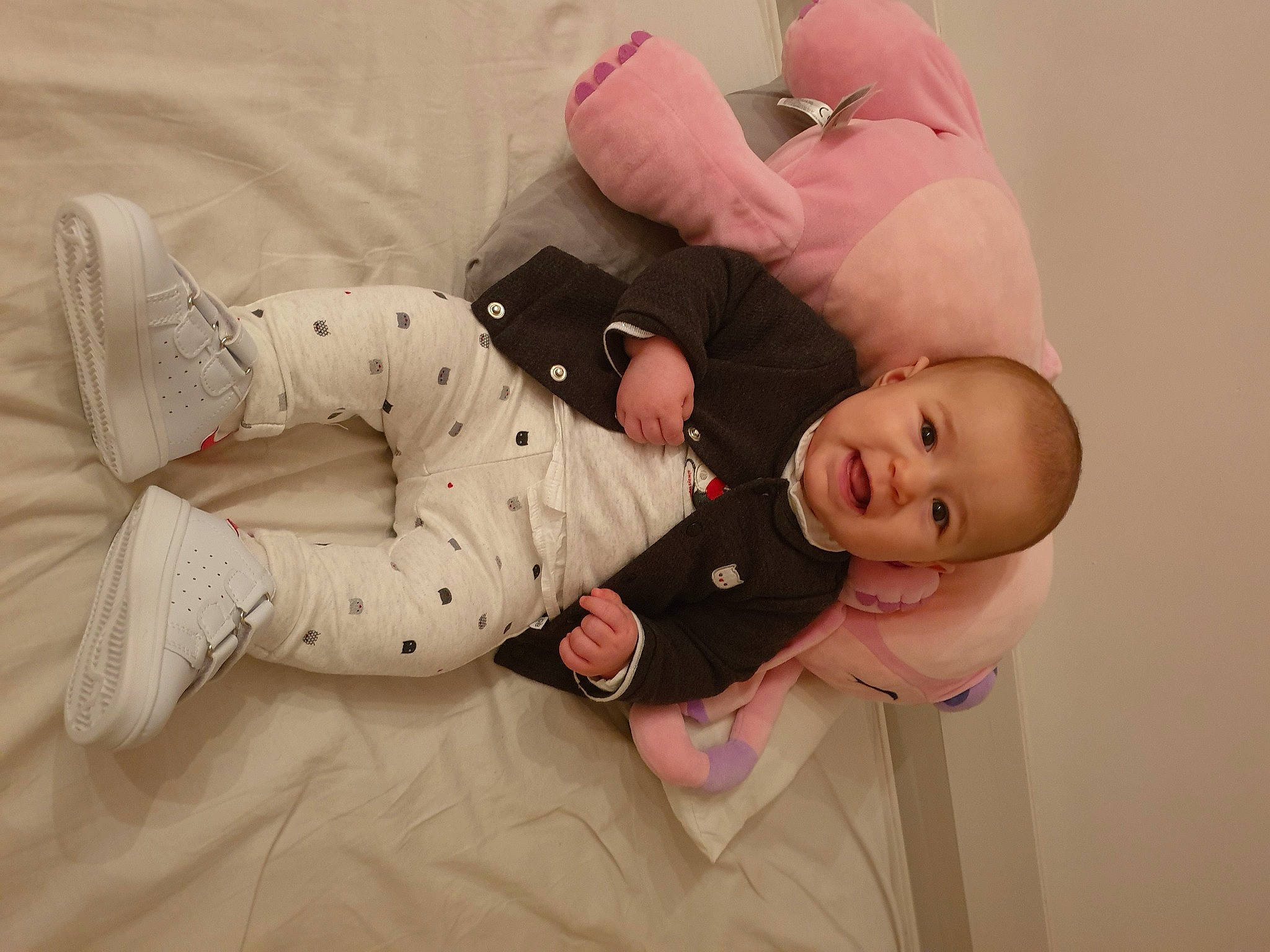 Lyna a rejoint le concours — aidez-le/la à gagner de superbes lots ! baby, baby_sleeping, baby_toddler_clothing, child, comfort, finger, foot, gesture, happy, human_body, human_leg, knee, leg, pattern, person, sitting, skin, sleeve, stomach, thigh