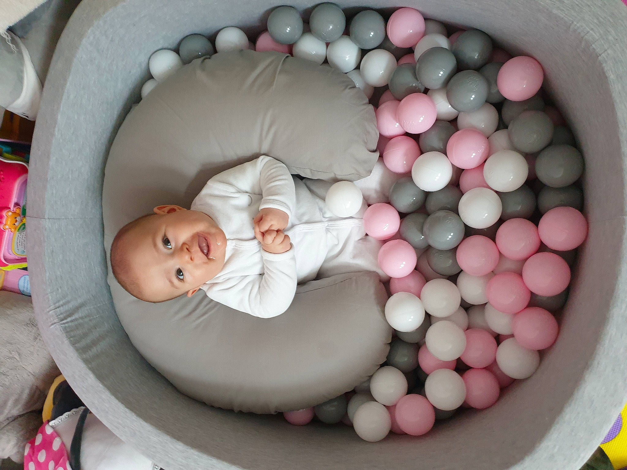 Lyna participe au concours pour gagner de l'argent avec cette photo : baby, baby_products, baby_toddler_clothing, baby_toys, child, circle, comfort, oval, pattern, peach, person, pink, sweetness, textile, toddler, toy