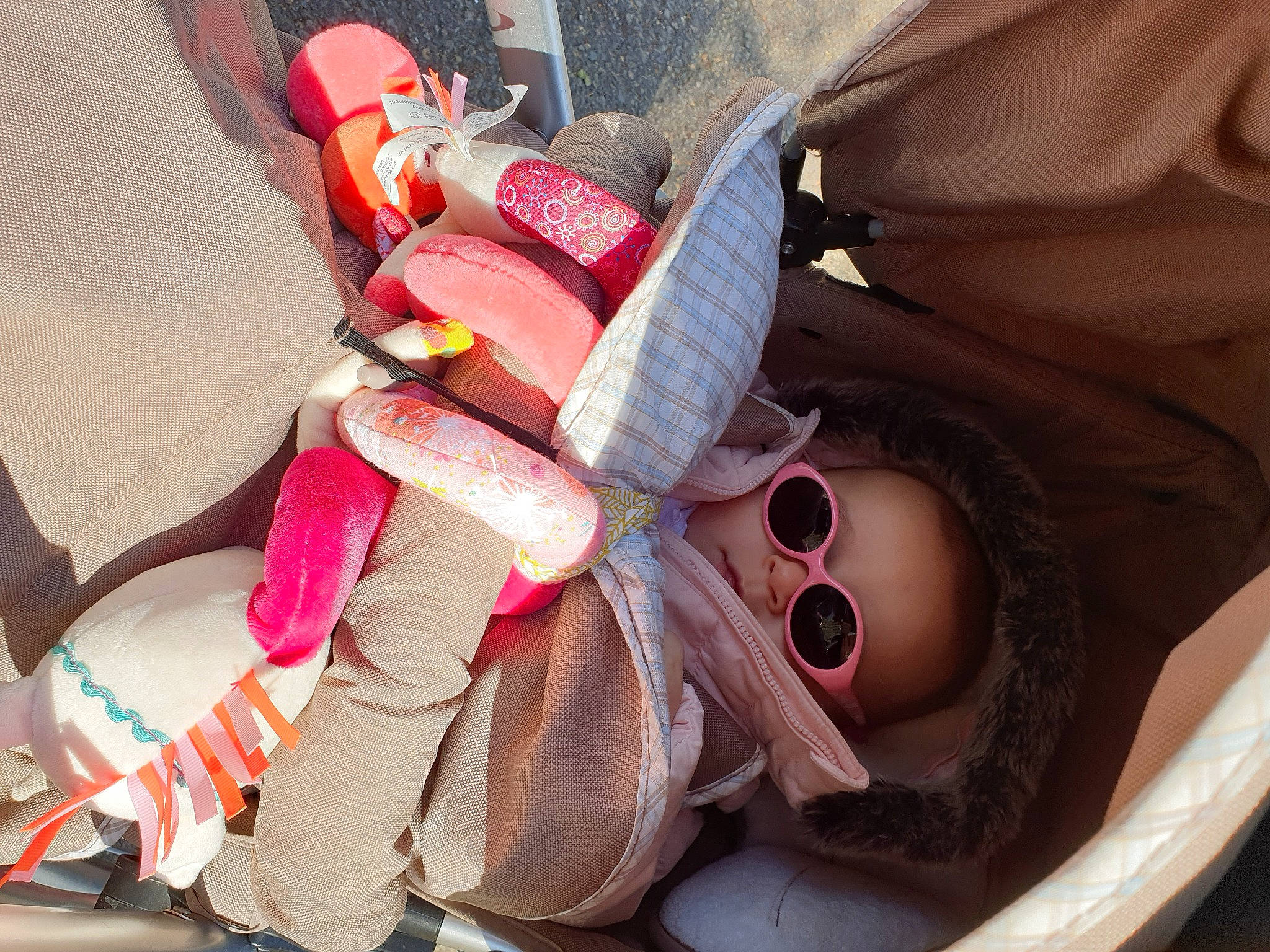 Lyna participe au concours pour gagner de l'argent avec cette photo : automotive_design, baby_products, bag, car_seat, car_seat_cover, carmine, comfort, eyewear, fashion_accessory, glove, human_leg, linens, luggage_and_bags, magenta, nail, peach, person, personal_protective_equipment, seat_belt, stuffed_toy