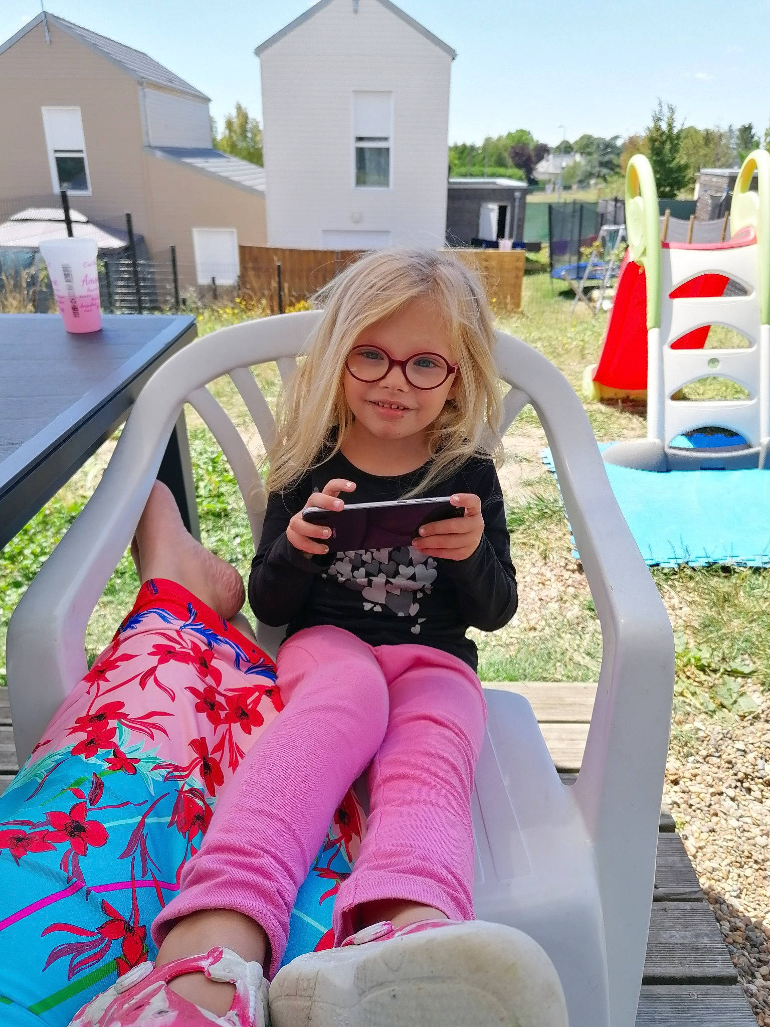 Amandine participe au concours pour gagner de l'argent avec cette photo : eyewear, fun, glasses, goggles, grass, happy, joy, knee, leisure, outdoor_furniture, person, public_space, recreation, shorts, sky, smile, street_fashion, summer, sunglasses, thigh