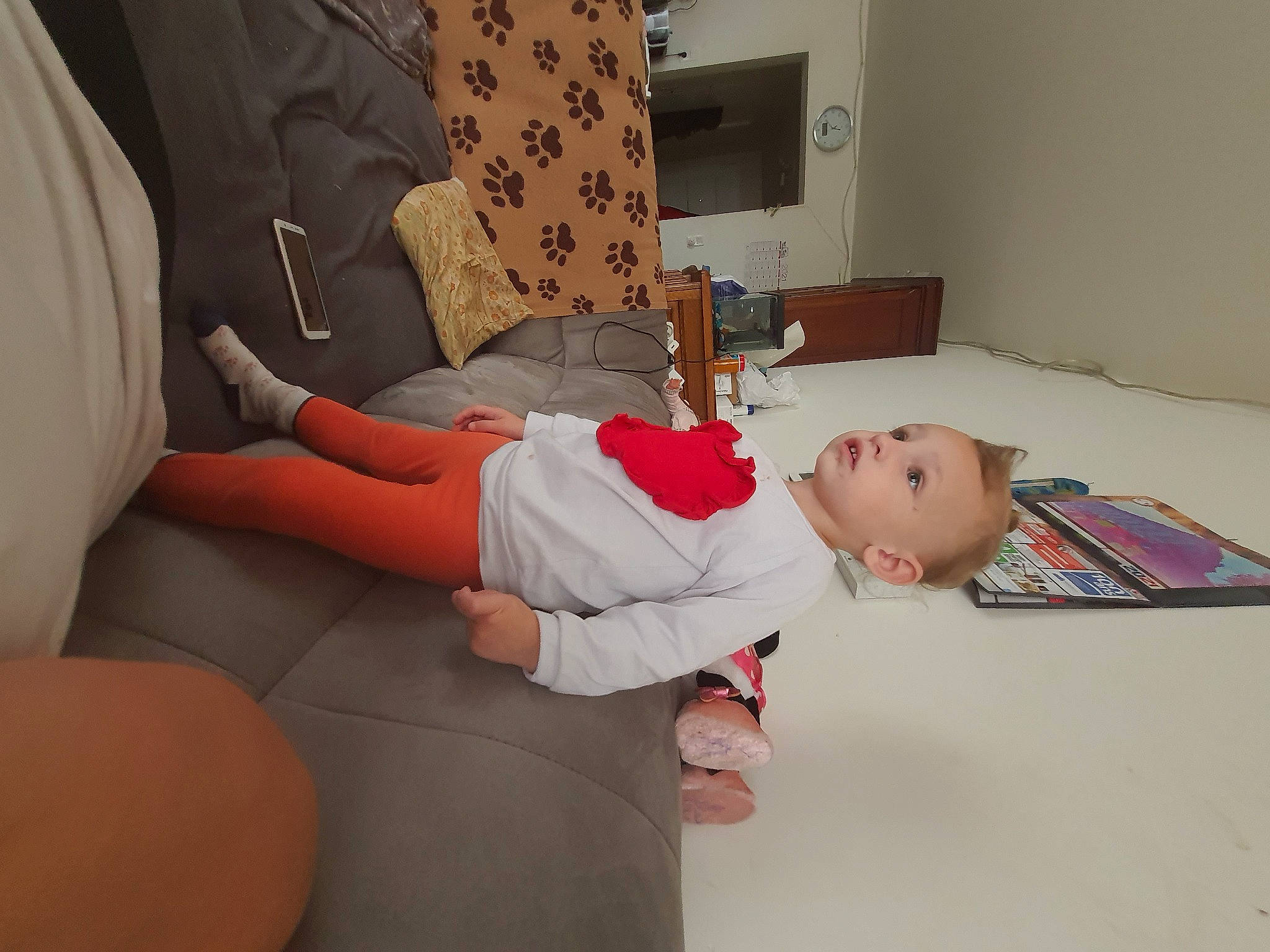 Chloe participe au concours pour gagner de l'argent avec cette photo : baby, child, comfort, couch, elbow, flooring, furniture, hat, human_leg, knee, lap, linens, person, picture_frame, pillow, room, sitting, t_shirt, thigh, toddler