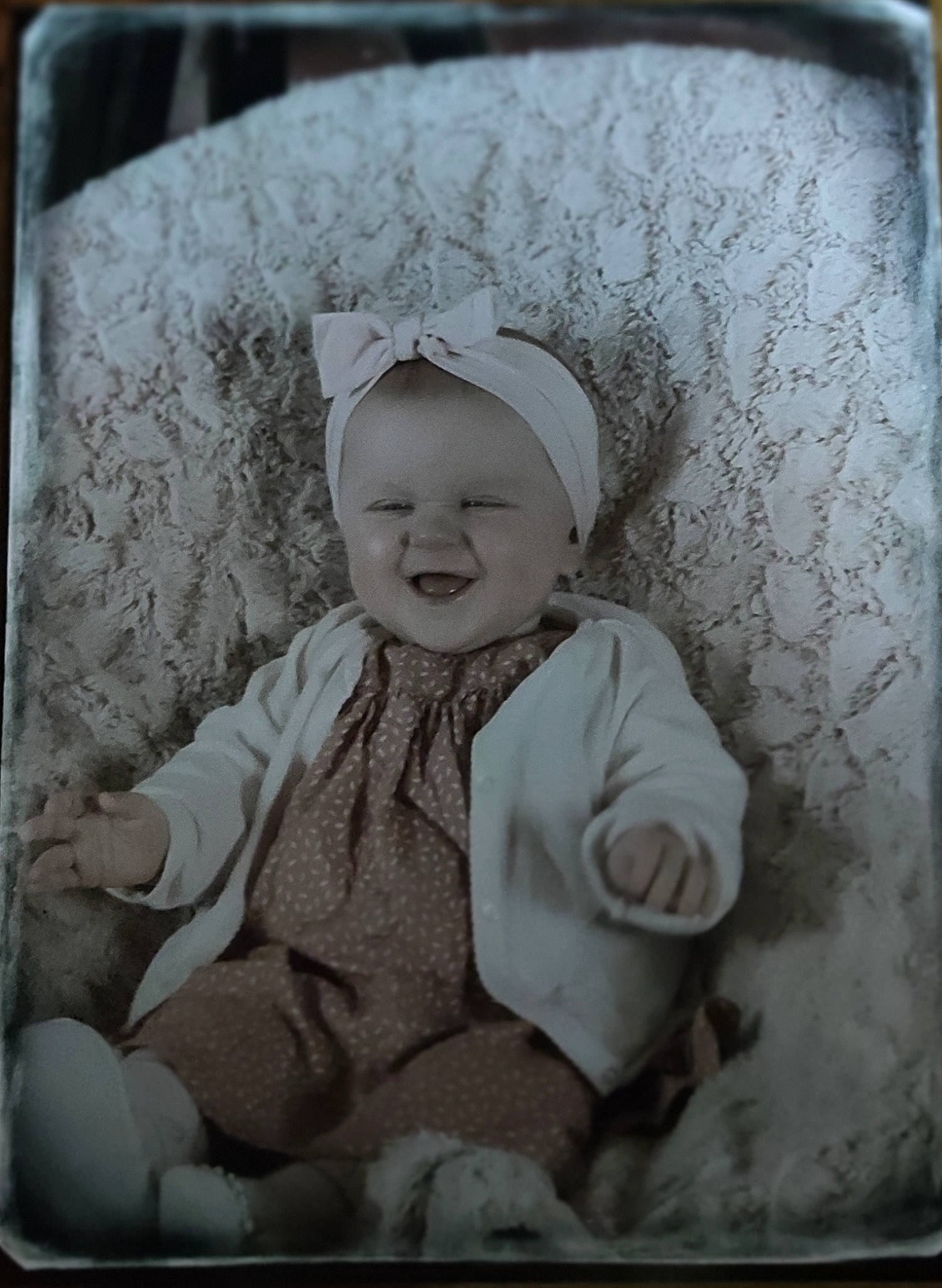 Thea a rejoint le concours — aidez-le/la à gagner de superbes lots ! art, baby, baby_laughing, baby_products, baby_toddler_clothing, cap, child, happy, illustration, monochrome, monochrome_photography, pattern, person, product, rectangle, sitting, sleeve, smile, stock_photography, toddler