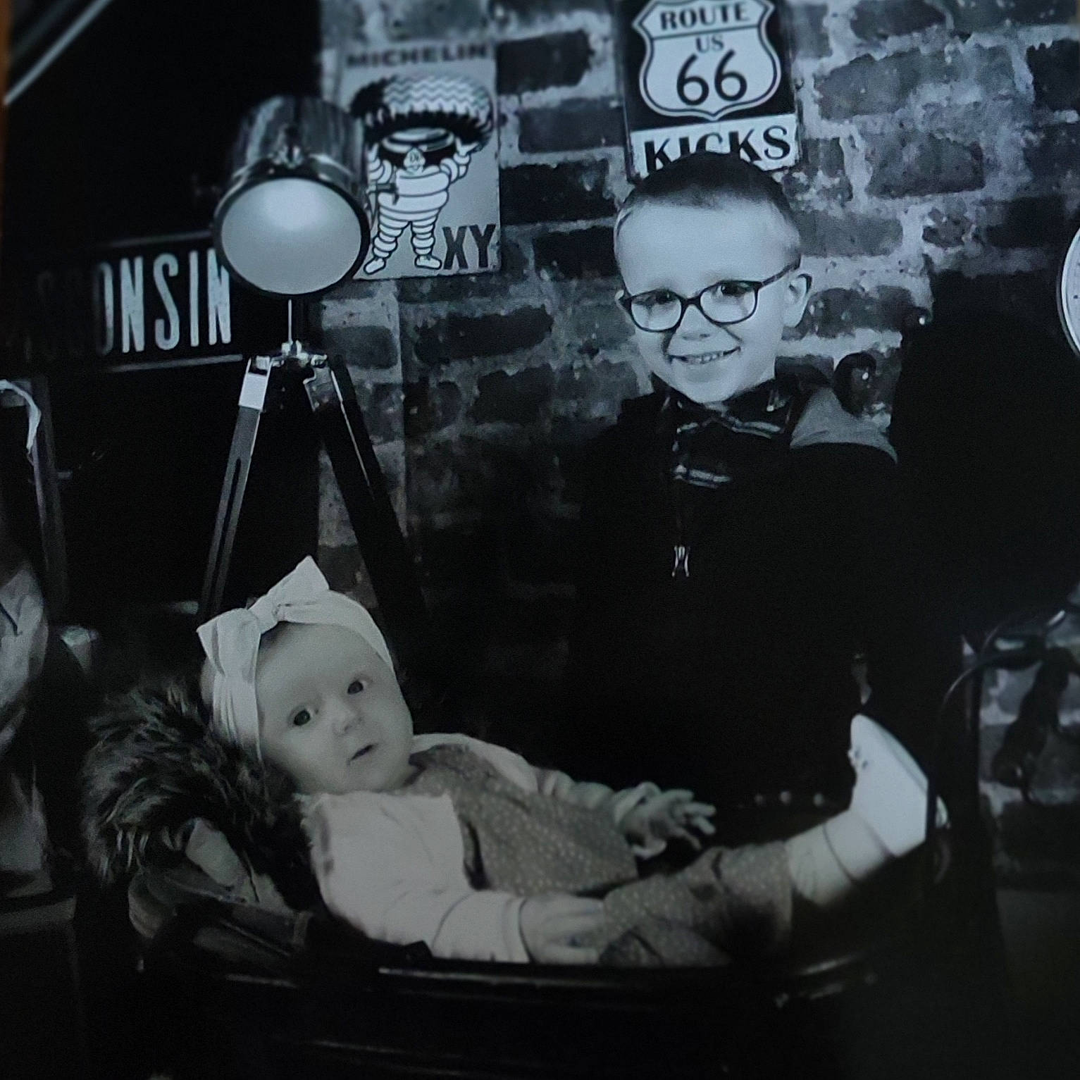 Ezio a rejoint le concours — aidez-le/la à gagner de superbes lots ! baby, baby_products, black, black_and_white, event, eyewear, flash_photography, font, fun, joy, monochrome, monochrome_photography, motor_vehicle, person, photo_caption, room, sitting, stock_photography, style, toddler