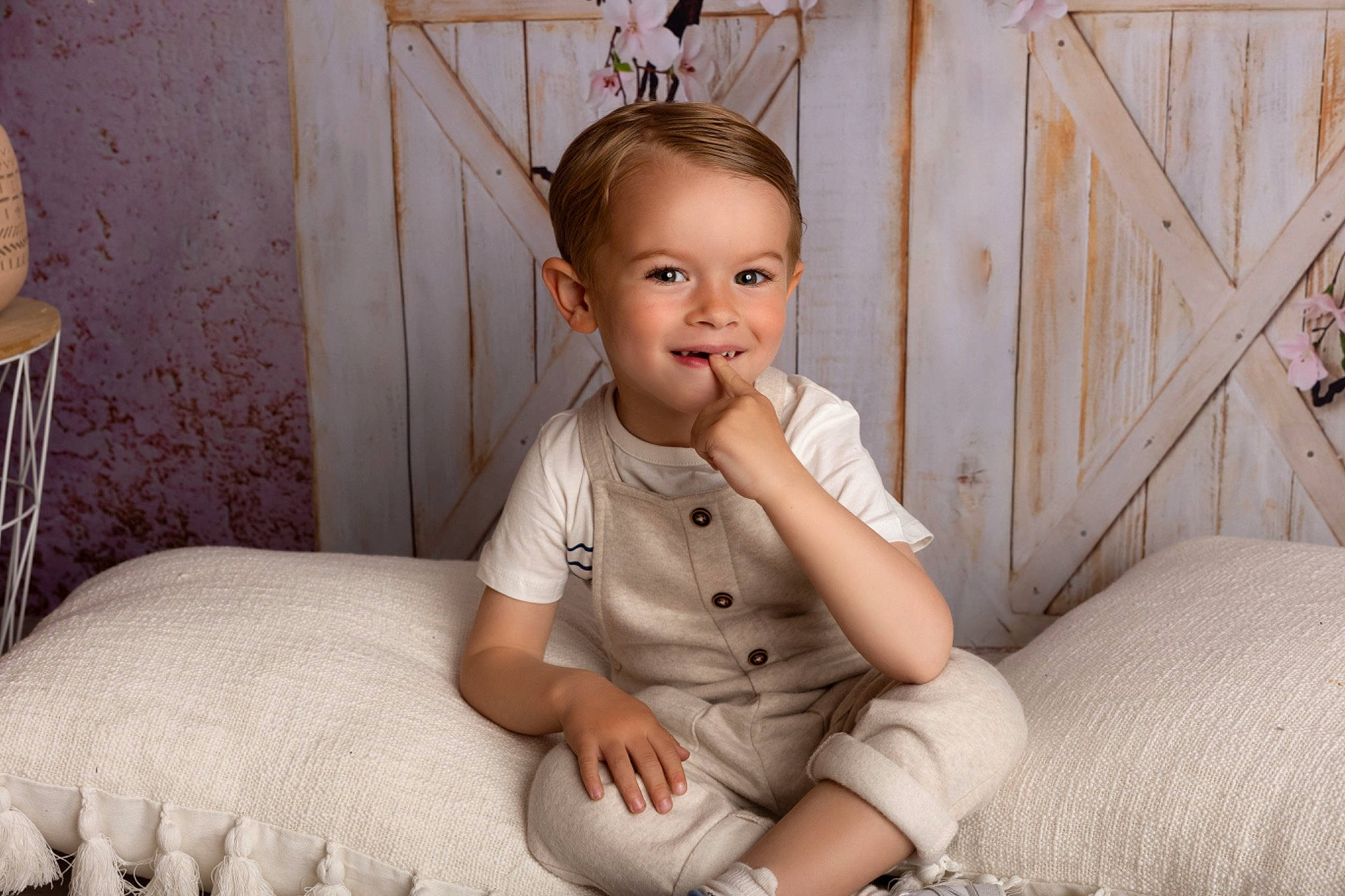 Elio participe au concours pour gagner de l'argent avec cette photo : baby, baby_toddler_clothing, blond, chair, child, comfort, dress, flash_photography, flooring, fun, happy, human_leg, iris, joy, neck, person, sitting, skin, sleeve, smile