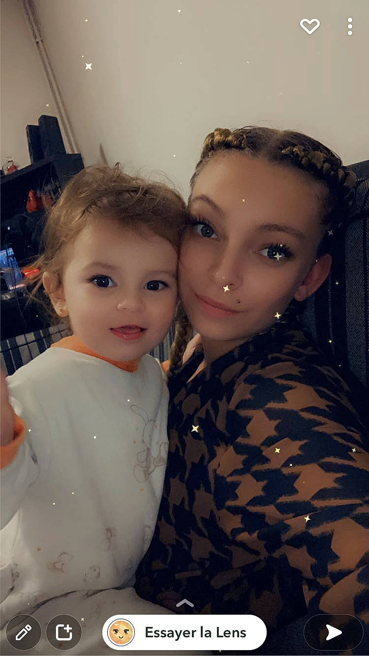 Maely participe au concours pour gagner de l'argent avec cette photo : event, eye, eyebrow, fashion_design, flash_photography, flooring, formal_wear, fun, hairstyle, happy, head, iris, joy, military_camouflage, military_uniform, outerwear, person, selfie, sitting, skin