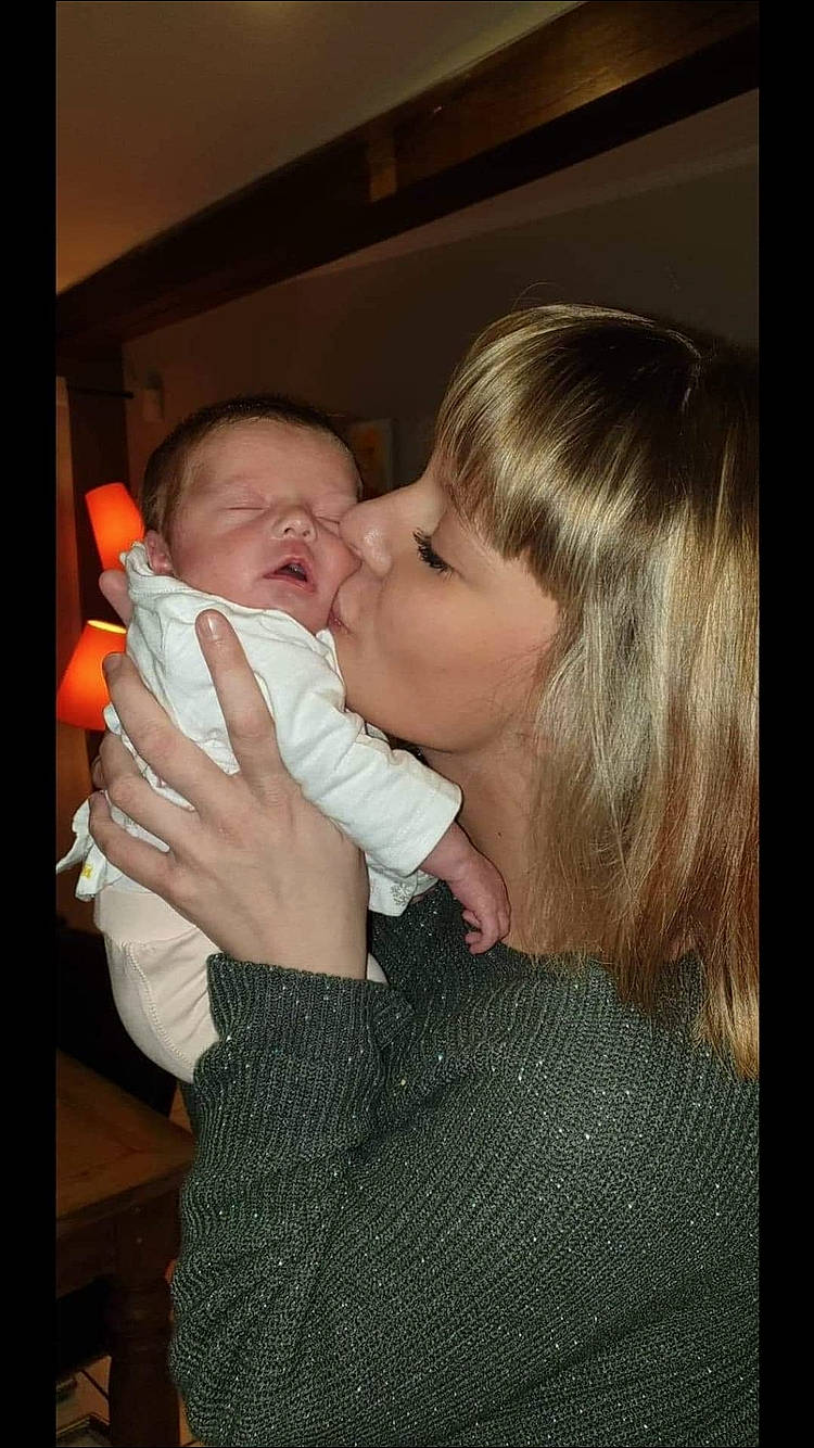 Maely a rejoint le concours — aidez-le/la à gagner de superbes lots ! baby, baby_bottle, cheek, drinking, drinkware, ear, eyelash, face, gesture, hair, hairstyle, happy, human_body, iris, kiss, lip, mouth, nose, person, skin