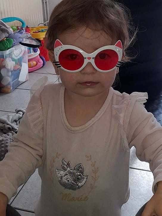 Maëly participe au concours pour gagner de l'argent avec cette photo : cheek, chin, cool, eye_glass_accessory, eyebrow, eyewear, face, glasses, goggles, happy, jaw, lip, mouth, person, personal_protective_equipment, sleeve, smile, sunglasses, t_shirt, toddler