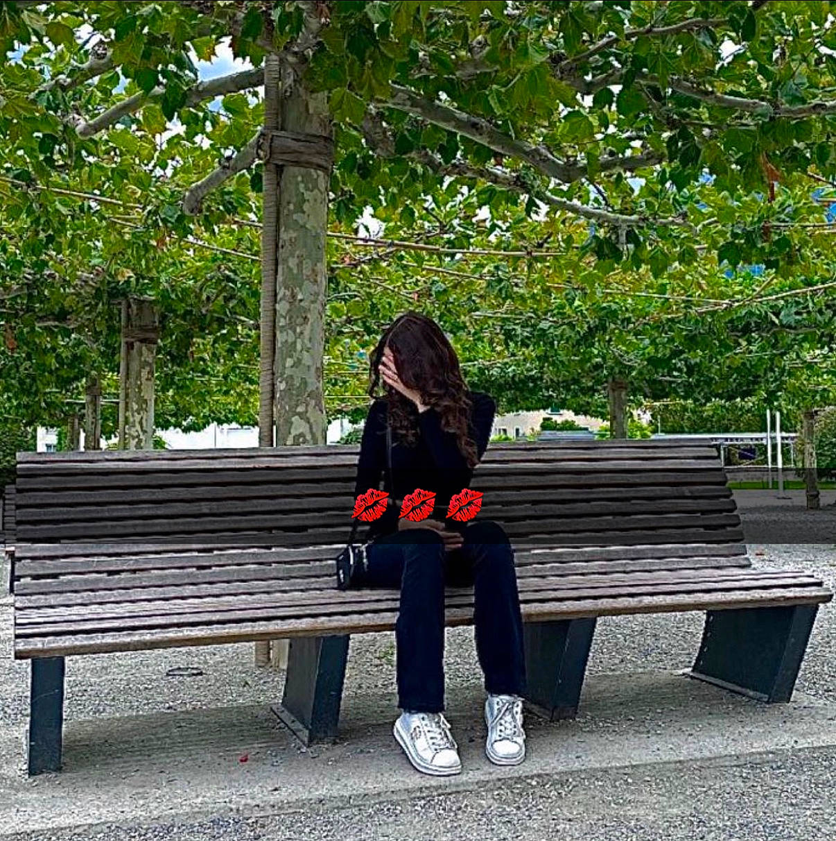 Adriana a rejoint le concours — aidez-le/la à gagner de superbes lots ! bench, city, comfort, furniture, grass, hat, human_leg, leg, leisure, outdoor_bench, outdoor_furniture, people_in_nature, plant, recreation, sitting, street_fashion, street_furniture, tints_and_shades, tree, wood