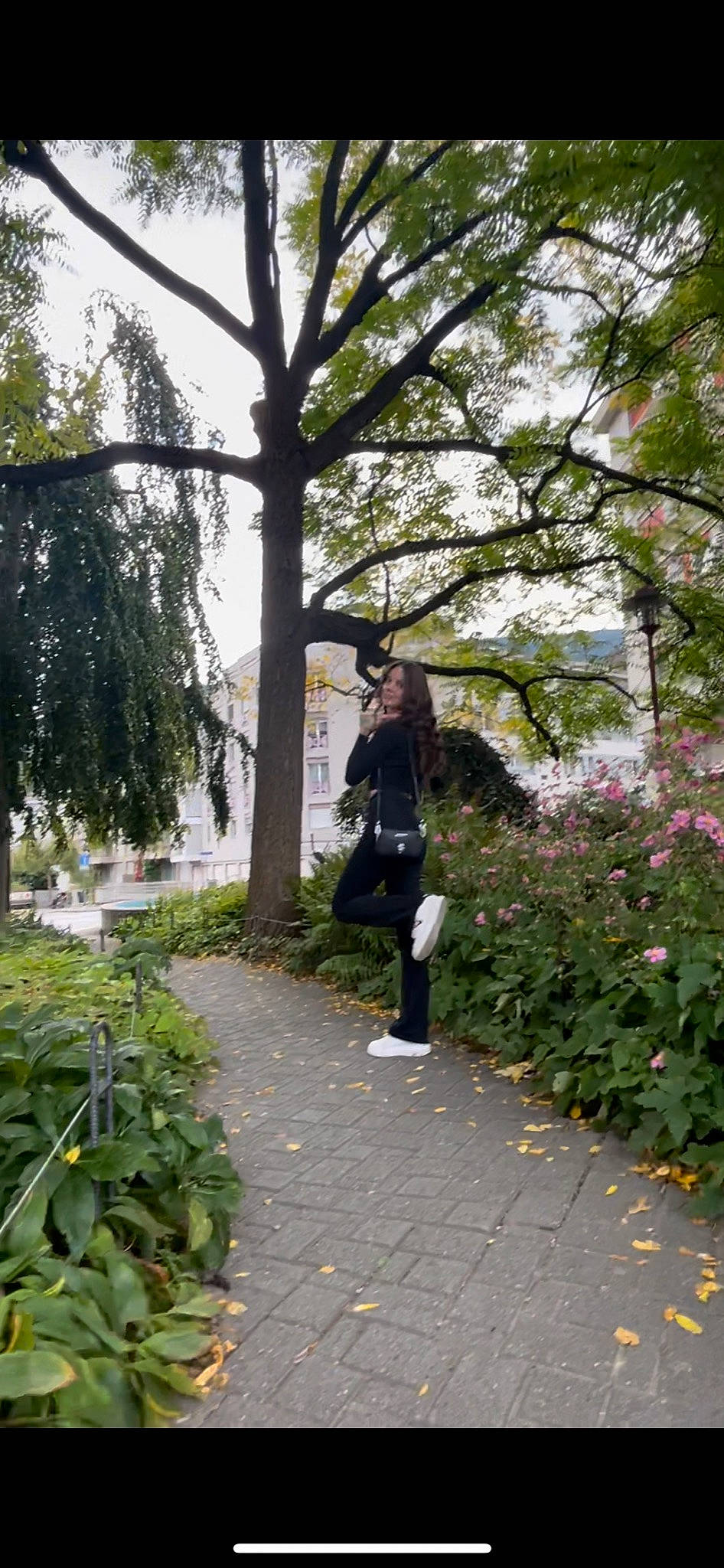 Adriana a rejoint le concours — aidez-le/la à gagner de superbes lots ! blurred, city, forest, garden, grass, knee, landscape, leisure, pedestrian, people_in_nature, person, plant, recreation, road, road_surface, shrub, sidewalk, sky, street, tree