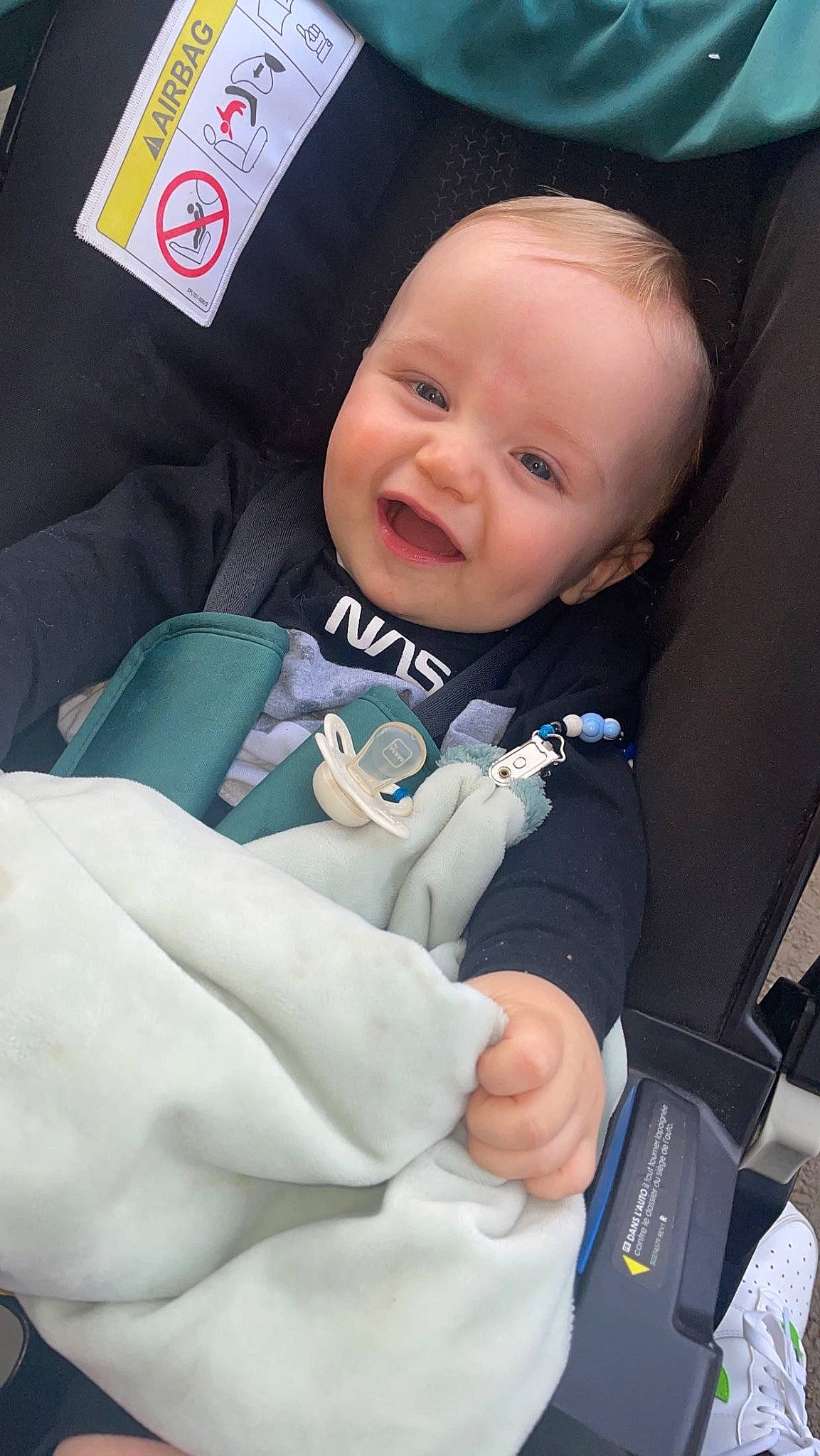 Tyneen participe au concours pour gagner de l'argent avec cette photo : auto_part, baby, baby_carriage, baby_in_car_seat, baby_products, baby_toddler_clothing, car_seat, cheek, child, comfort, electric_blue, finger, gesture, happy, nail, person, seat_belt, skin, smile, thumb