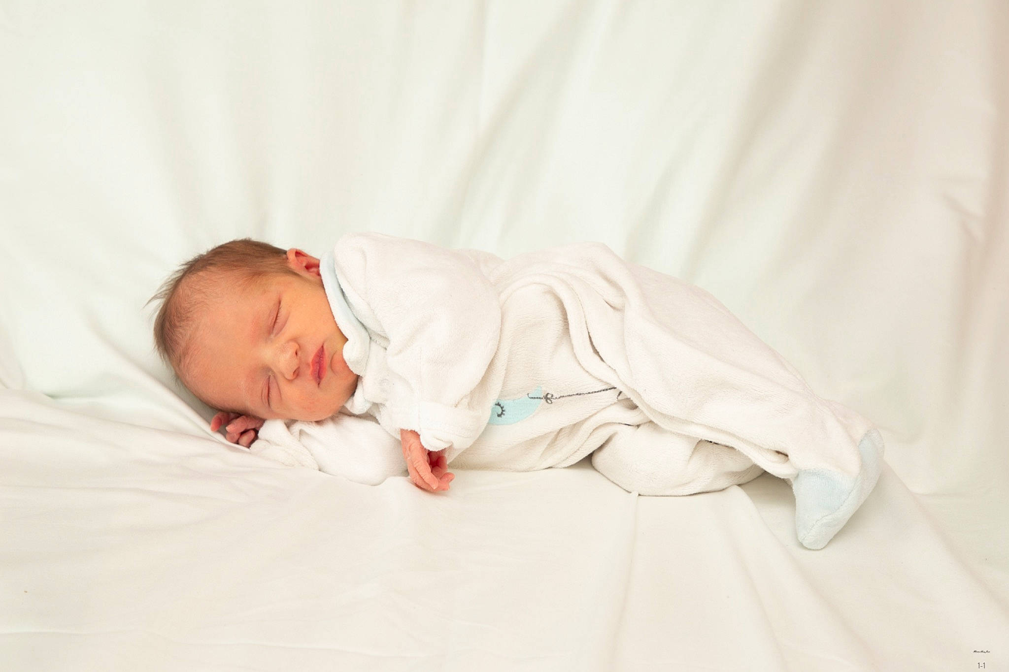 Kelsy participe au concours pour gagner de l'argent avec cette photo : baby, baby_products, baby_sleeping, baby_toddler_clothing, bedding, bedtime, child, comfort, curtain, flooring, foot, head, linens, nap, person, portrait_photography, room, sitting, sleep, sleeve