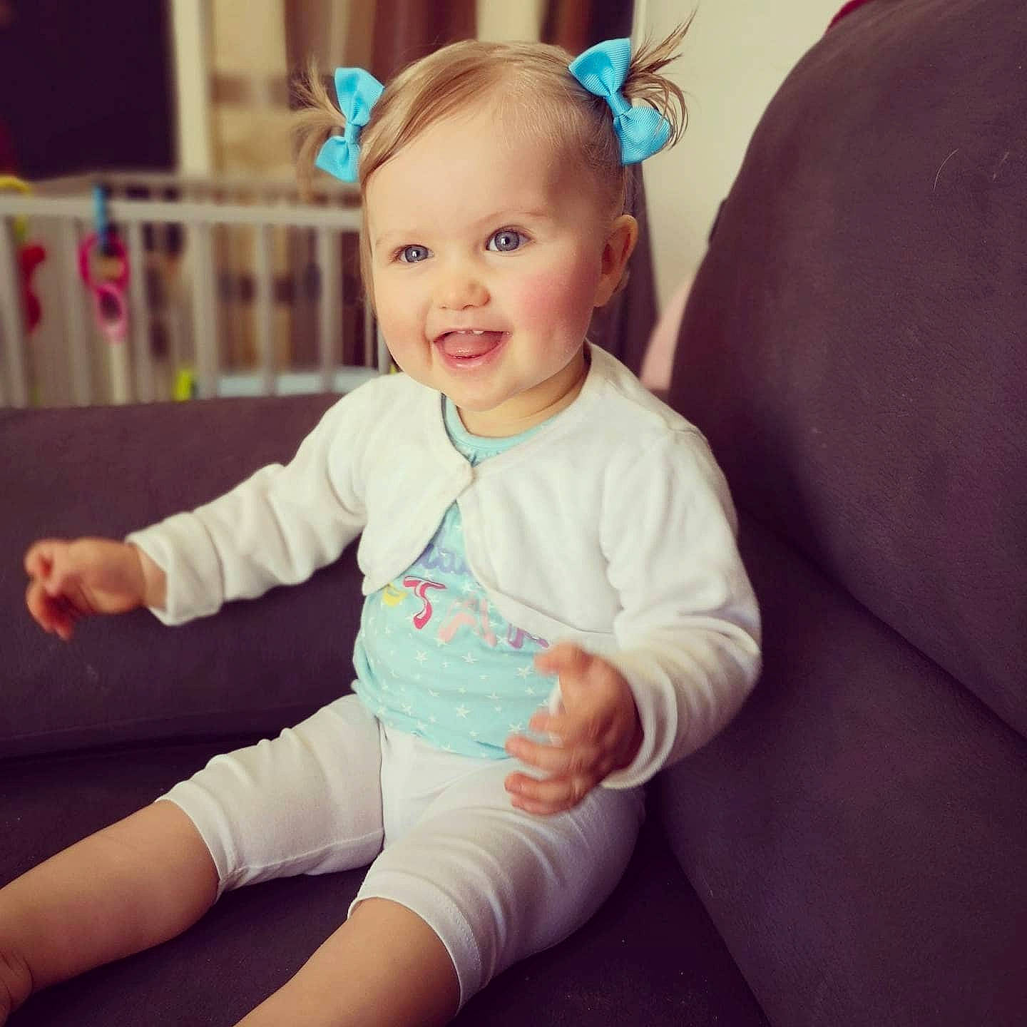 Amélia a rejoint le concours — aidez-le/la à gagner de superbes lots ! arm, baby, beauty, blond, cheek, child, ear, eye, face, head, human, leg, lip, person, pink, sitting, skin, sleeve, smile, sportswear